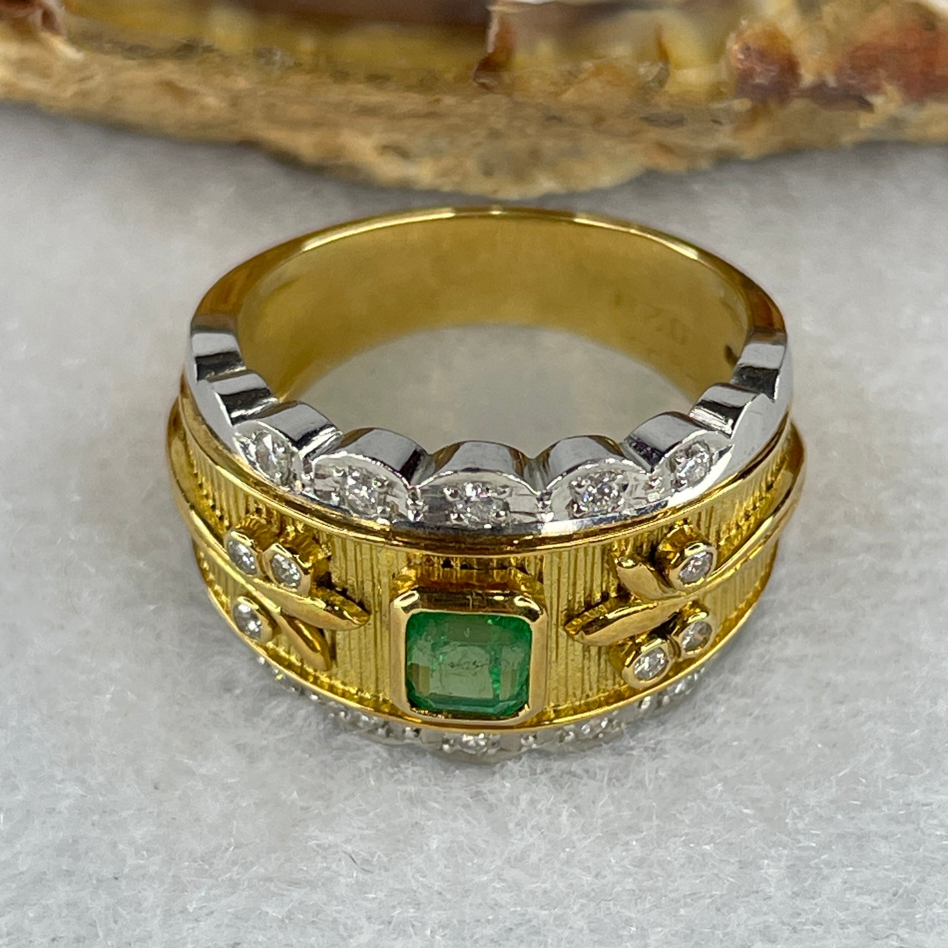 Natural Emerald Approx. 4.0 by 4.0 by 3.0mm with Natural Diamonds in Platinum PT900 and 18K Yellow Gold Ring Total Weight 9.80g US6.25 HK13.5 - Huangs Jadeite and Jewelry Pte Ltd