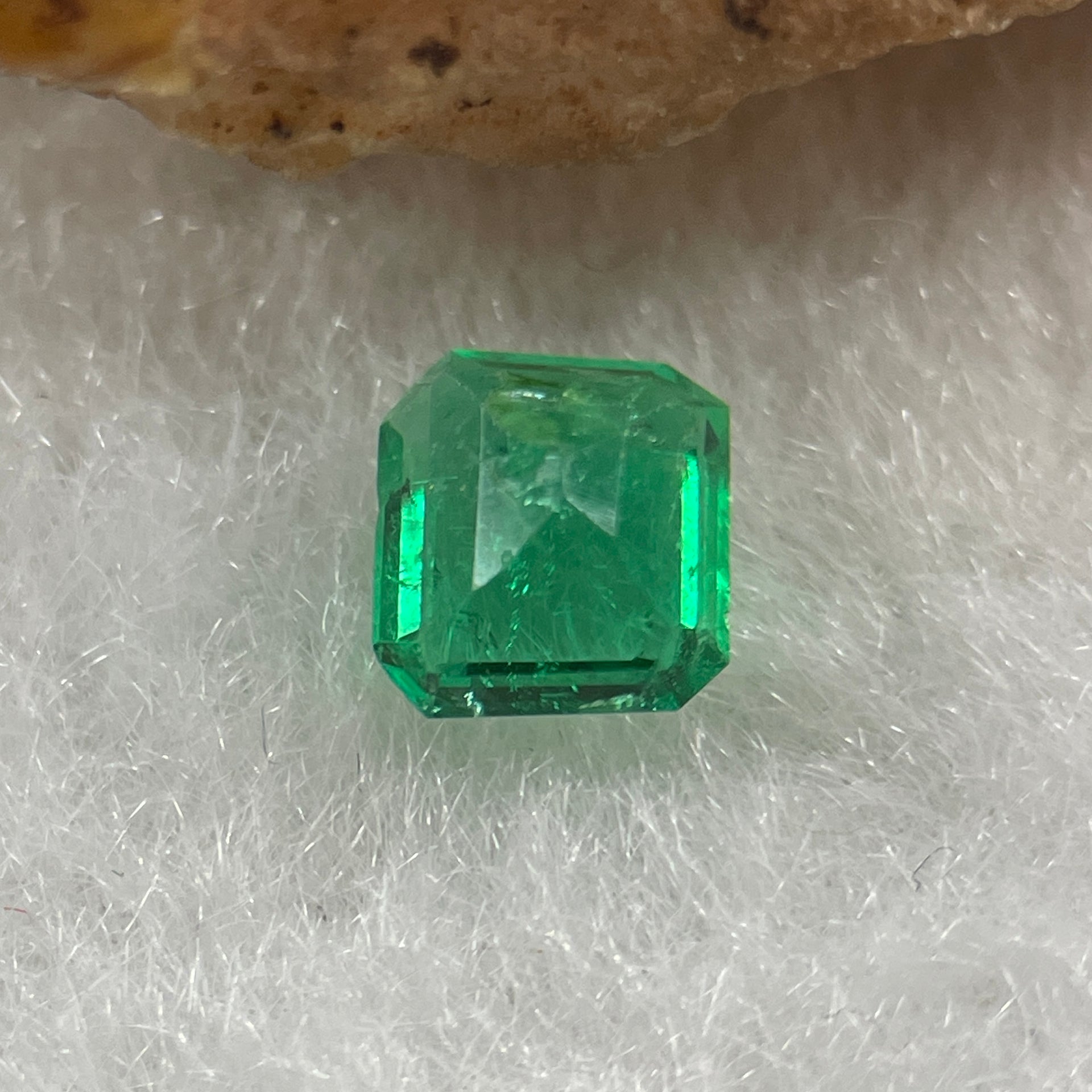 Natural Colombia Vivid Green Emerald (Beryl) Cut-Cornered Rectangular Step cut 0.45ct 5.0 by 4.6 by 2.8m - Huangs Jadeite and Jewelry Pte Ltd