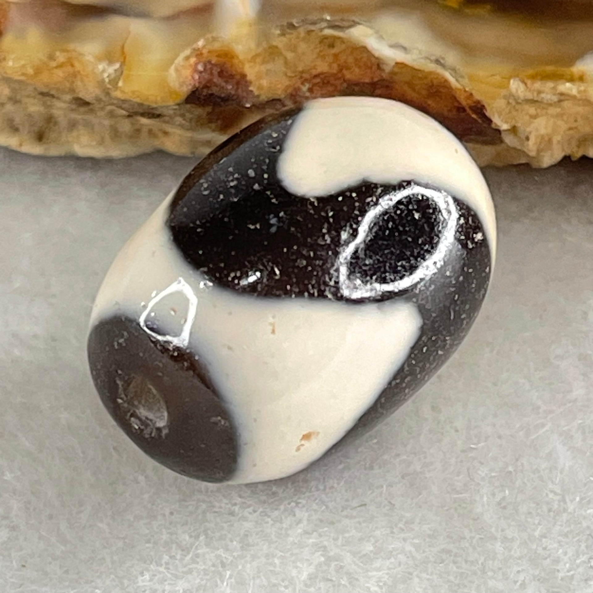 Natural Powerful Tibetan Old Oily Agate Tiger Tooth Daluo Dzi Bead Heavenly Master (Tian Zhu) 虎呀天诛 4.13g 16.9 by 13.0mm - Huangs Jadeite and Jewelry Pte Ltd