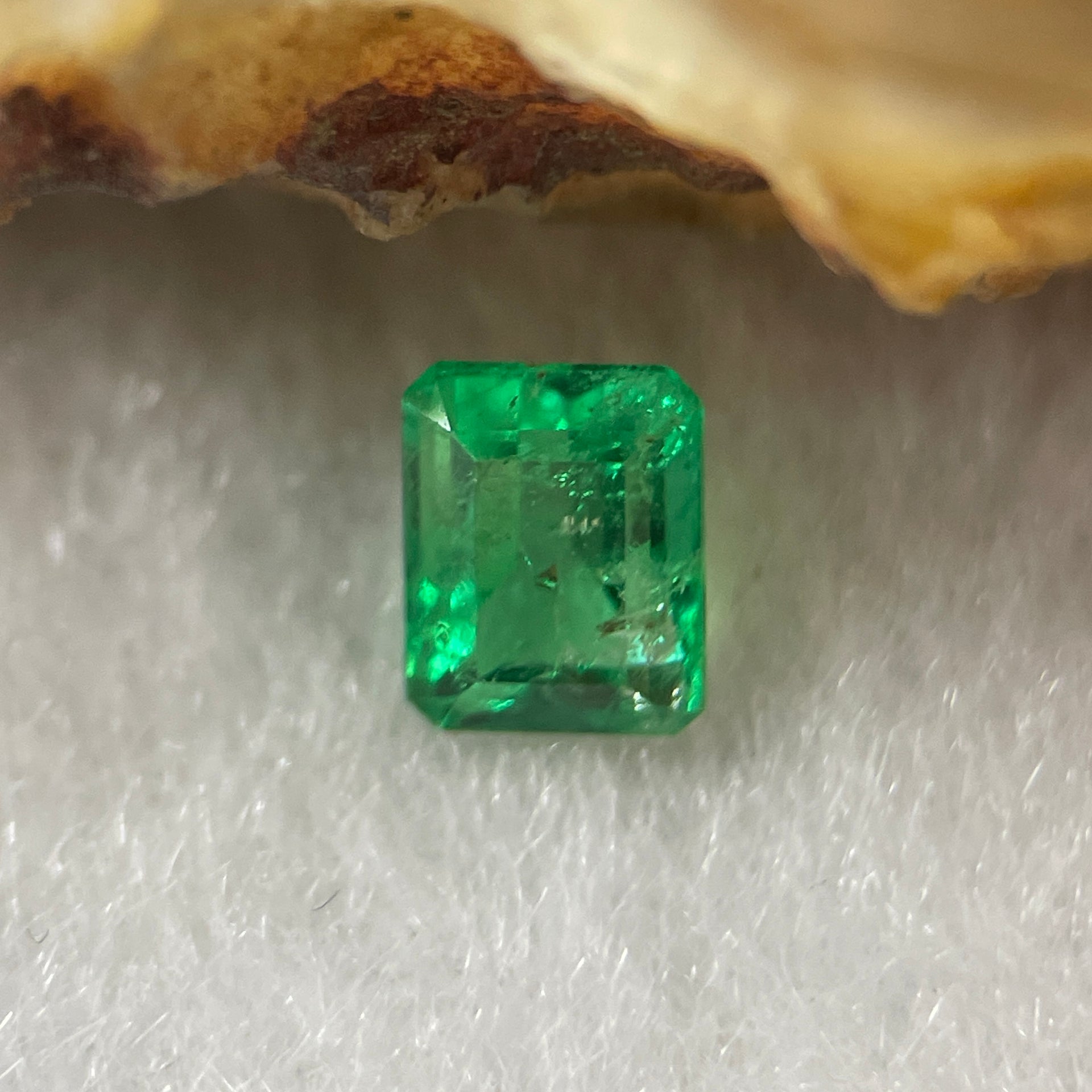 Natural Colombia Green Emerald (Beryl) Cut-Cornered Rectangular step cut 0.70cts 5.7 by 4.4 by 3.8mm - Huangs Jadeite and Jewelry Pte Ltd
