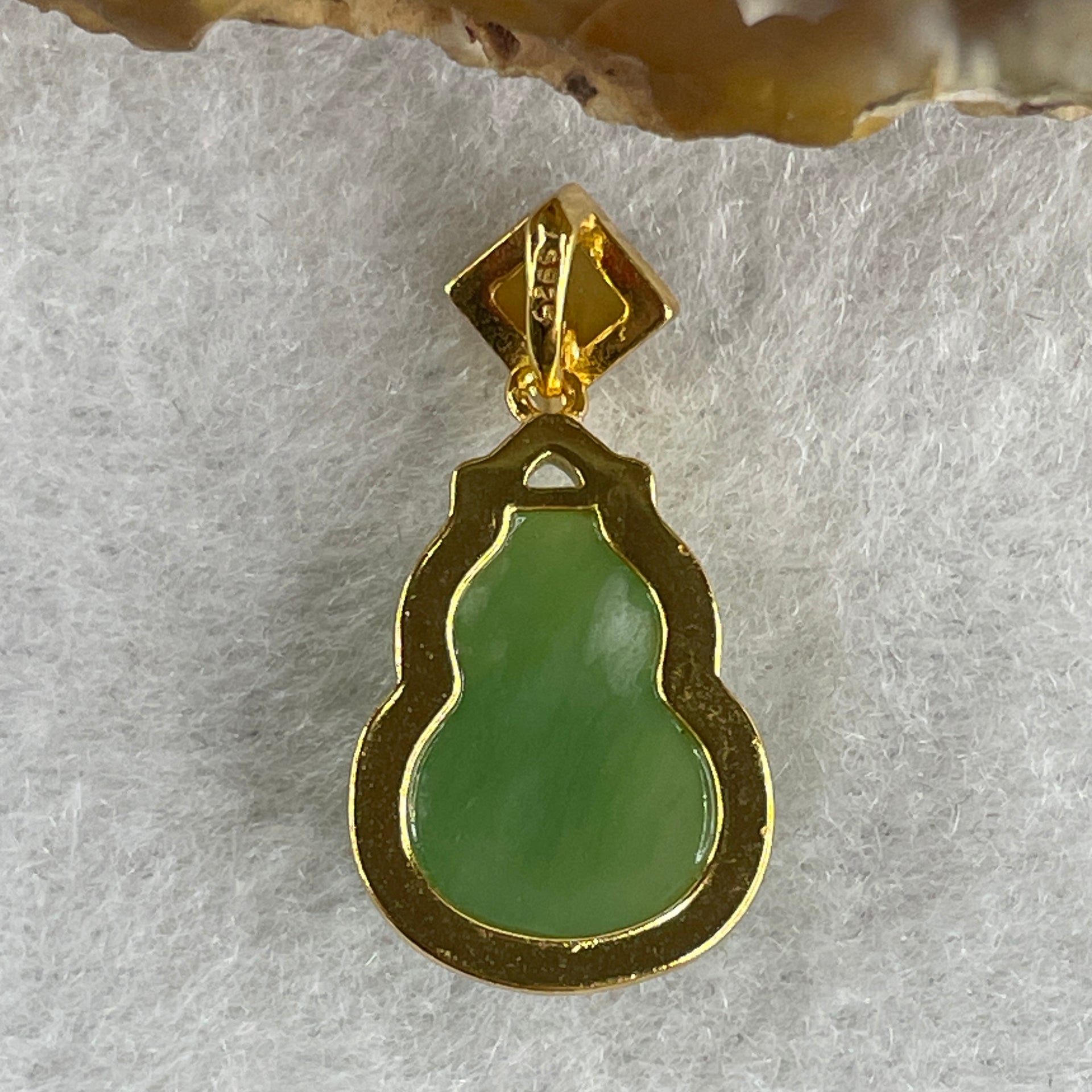 Natural Green Agate Chalcedony Hulu Pendant on S925 Sliver Gold Plated 2.28g 14.2 by 10.2 by 5.0mm - Huangs Jadeite and Jewelry Pte Ltd