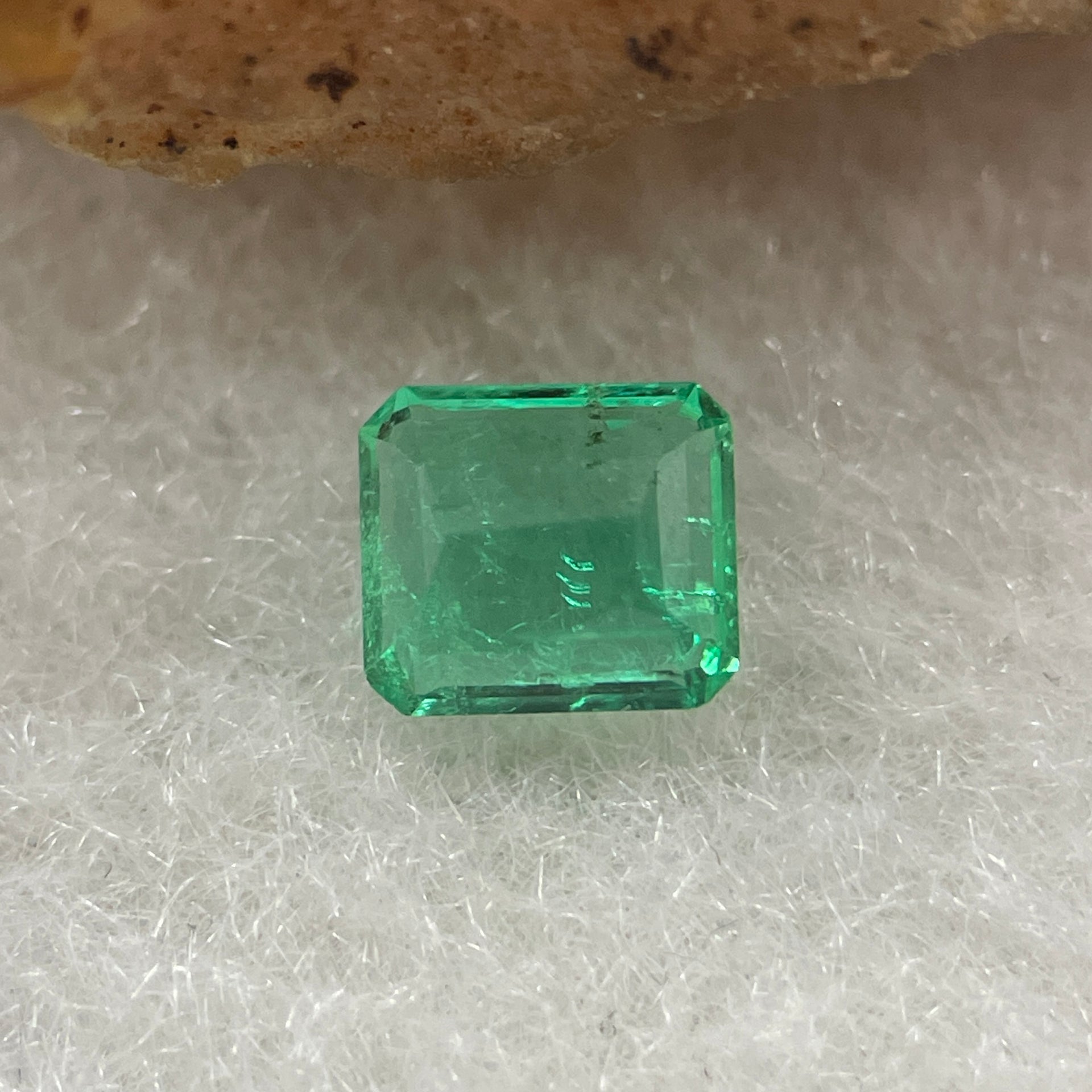 Natural Colombia Vivid Green Emerald (Beryl) Cut-Cornered Rectangular Step cut 0.41ct 4.9 by 4.3 by 2.4mm - Huangs Jadeite and Jewelry Pte Ltd