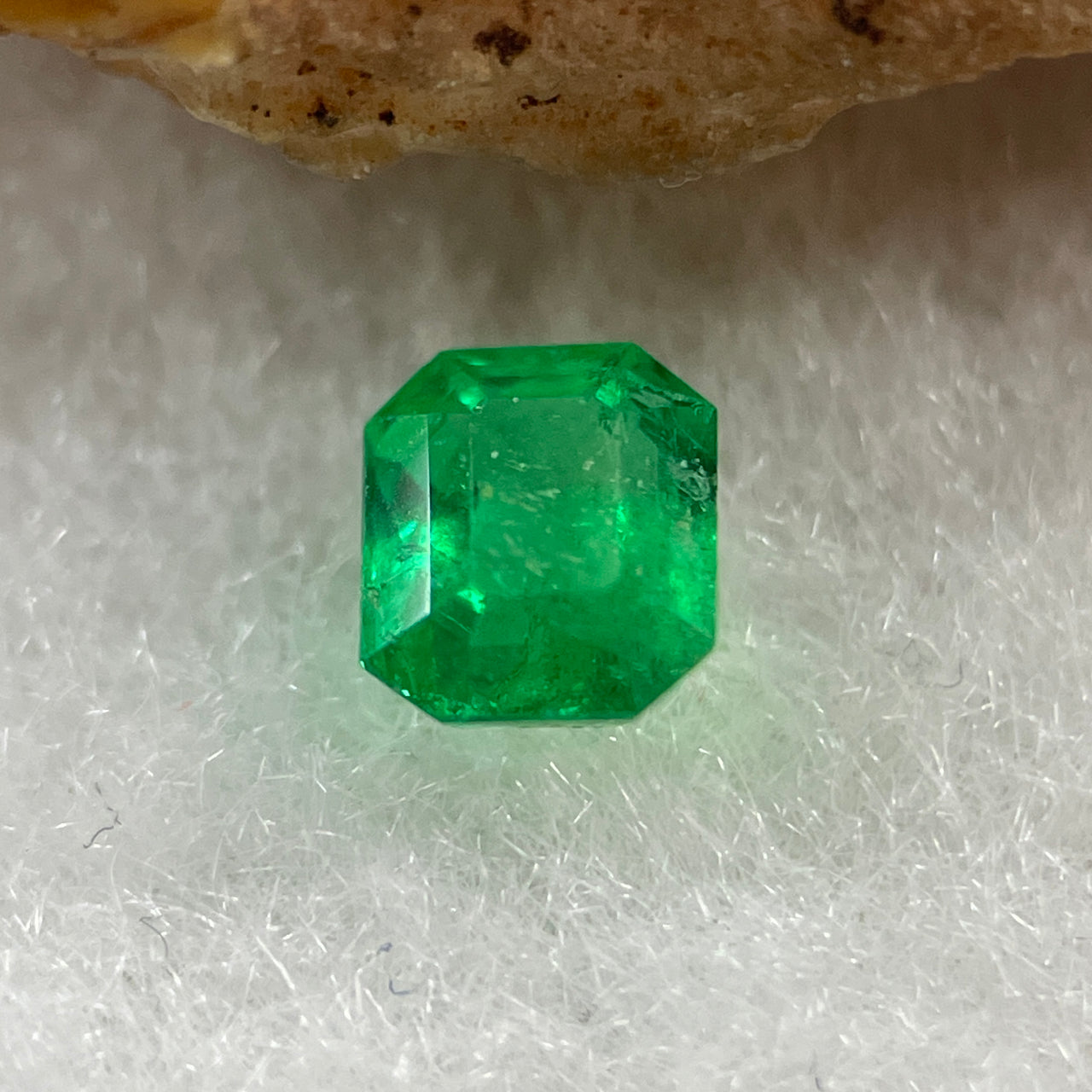 Natural Colombia Vivid Green Emerald (Beryl) Cut-Cornered Rectangular Step cut 0.43ct 5.0 by 4.1 by 2.9mm - Huangs Jadeite and Jewelry Pte Ltd