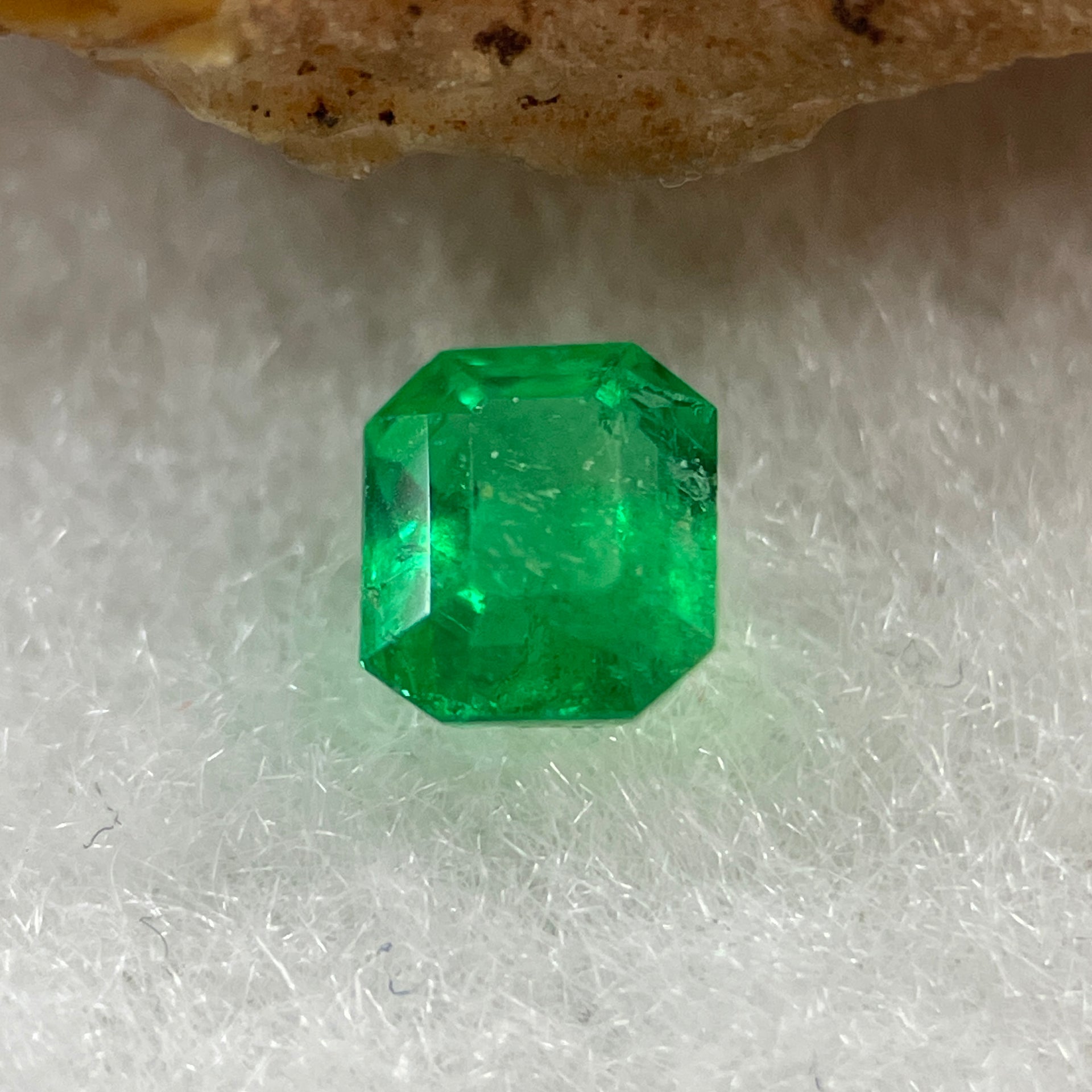 Natural Colombia Vivid Green Emerald (Beryl) Cut-Cornered Rectangular Step cut 0.43ct 5.0 by 4.1 by 2.9mm - Huangs Jadeite and Jewelry Pte Ltd