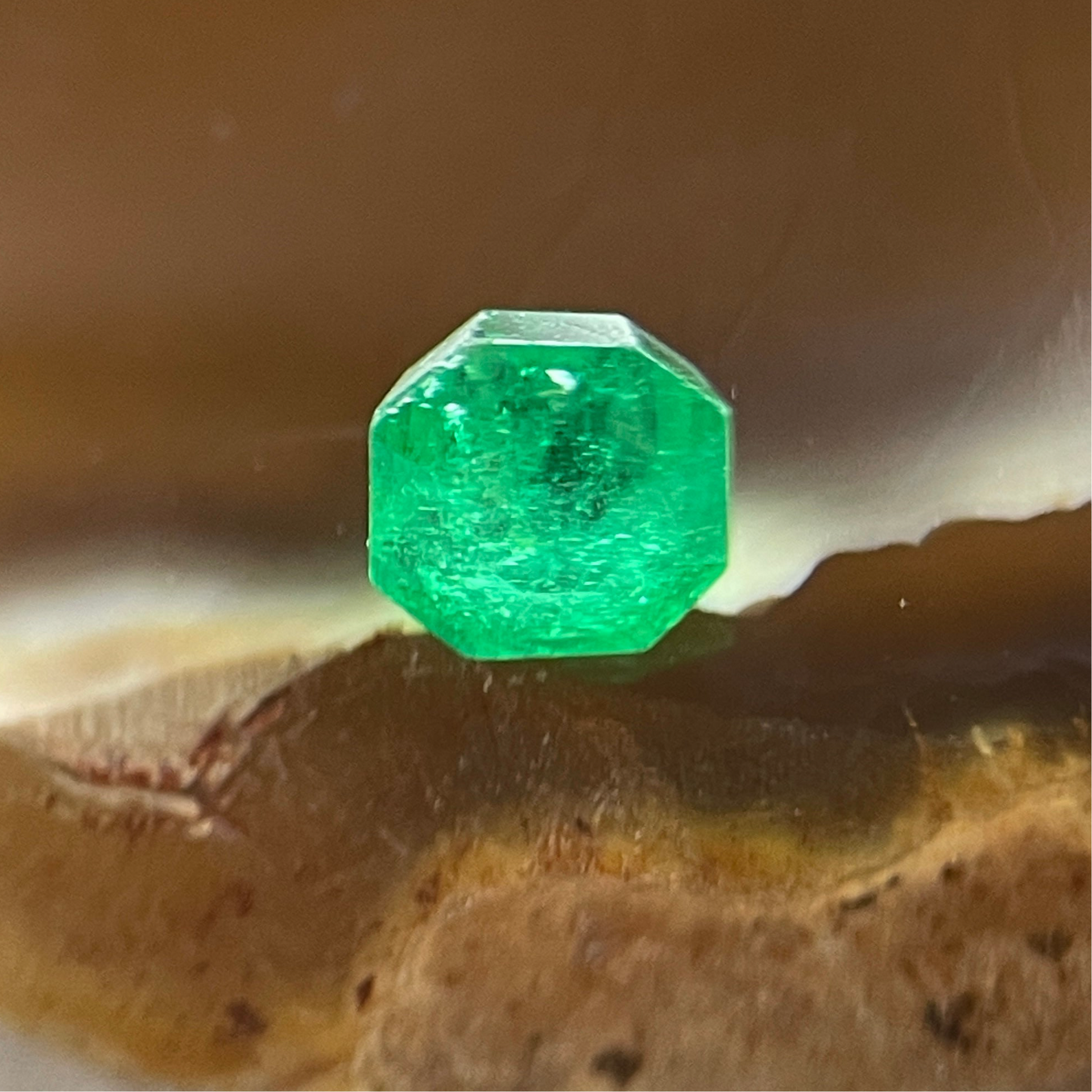 Natural Colombia Vivid Green Emerald (Beryl) Cut-Cornered Square Step cut 0.42ct 4.4 by 4.2 by 3.2mm - Huangs Jadeite and Jewelry Pte Ltd