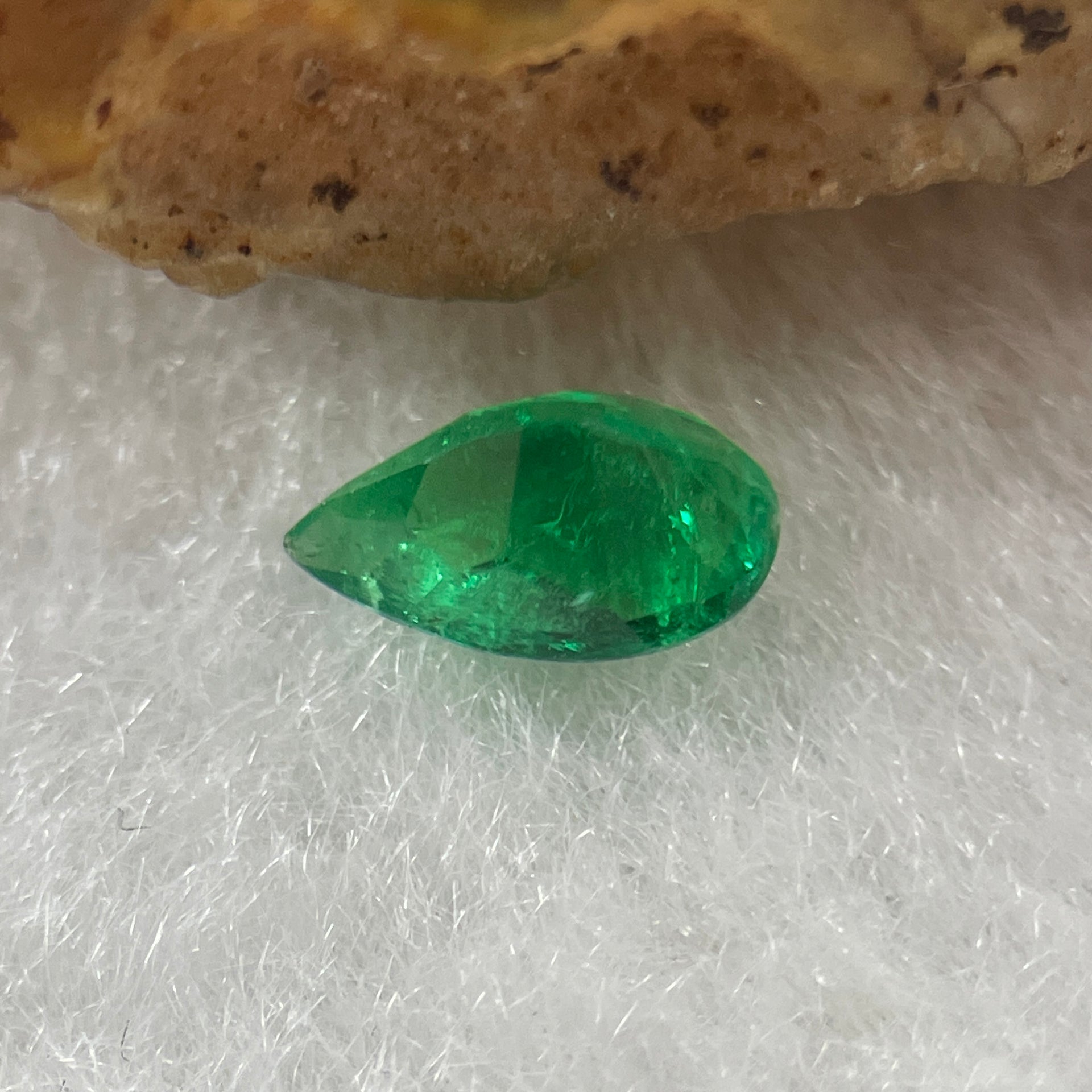 Natural Colombia Green Emerald (Beryl) Cut-Cornered Tear Drop cut 0.50ct 7.0 by 4.2 by 3.4mm - Huangs Jadeite and Jewelry Pte Ltd