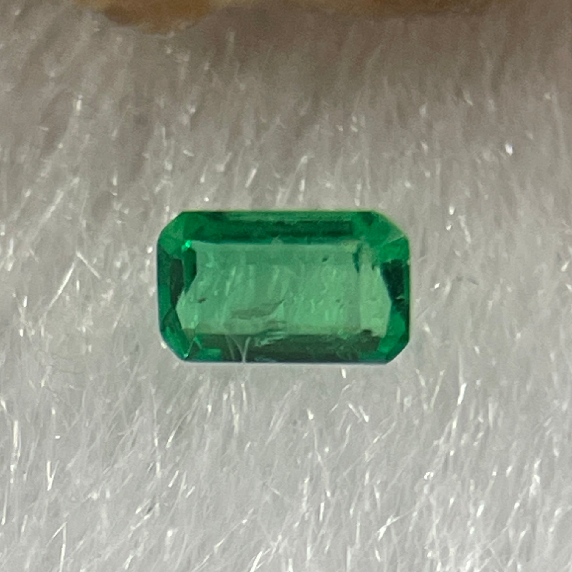 Natural Colombia Vivid Green Emerald (Beryl) Cut-Cornered Rectangular Step cut 0.06ct 3.3 by 2.0 by 1.3mm - Huangs Jadeite and Jewelry Pte Ltd