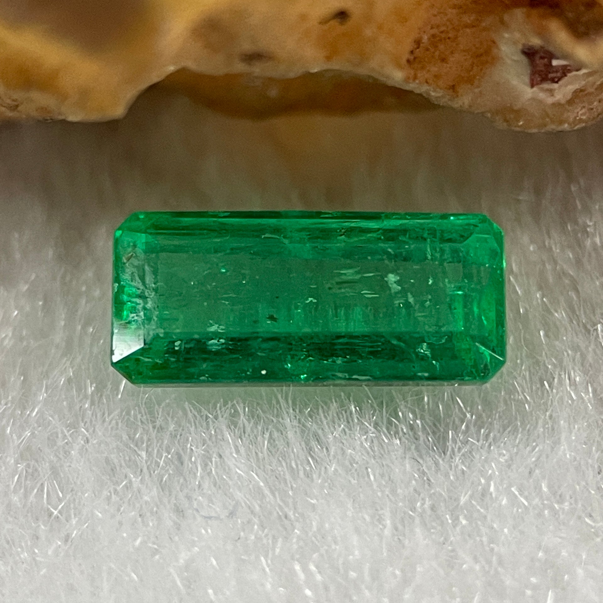 Natural Colombia Green Emerald (Beryl) Cut-Cornered Rectangular step cut 0.88ct 8.5 by 3.8 by 2.8mm - Huangs Jadeite and Jewelry Pte Ltd