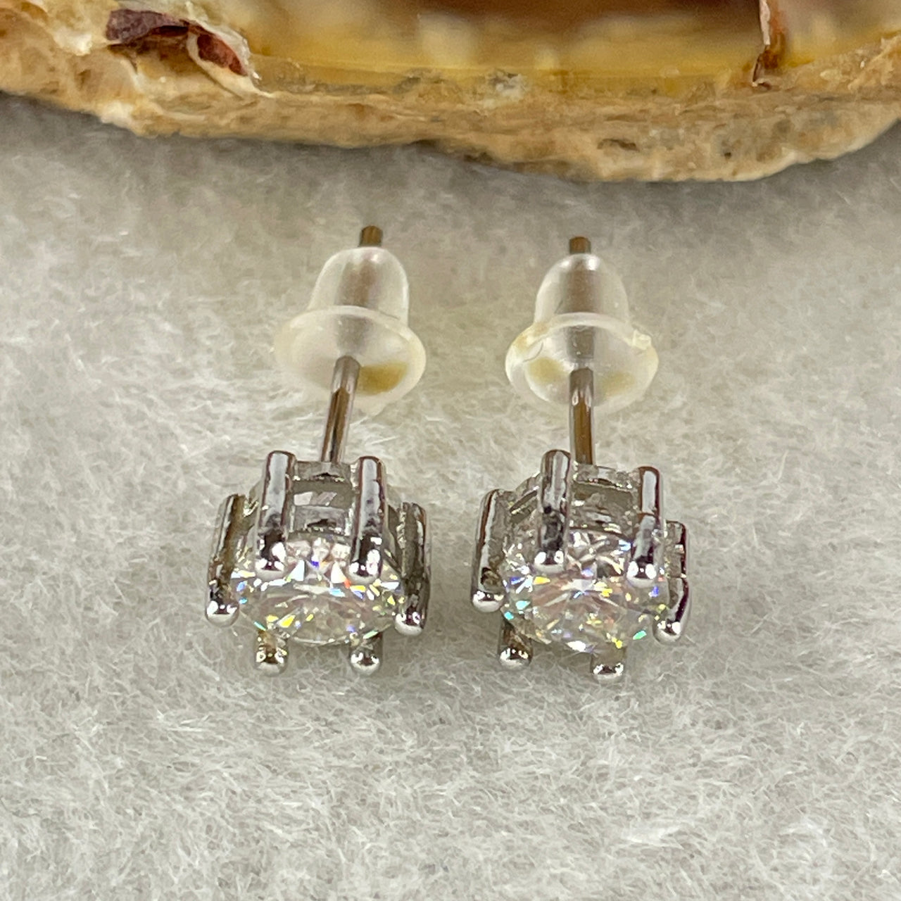 0.5 Ct Colourless Round Brilliant Diameter 5.0mm D VVS1 Excellent Cut Excellent Polish Excellent Symmetry None Florescence Moissanite in S925 Silver Earrings GRA 218444639 - Huangs Jadeite and Jewelry Pte Ltd