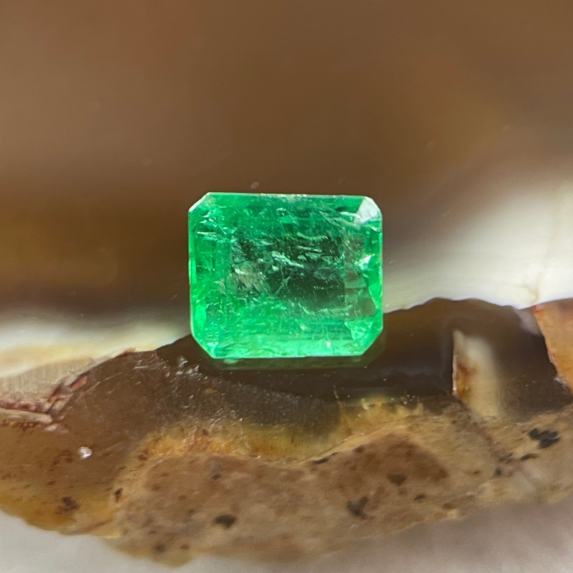 Natural Colombia Green Emerald (Beryl) Cut-Cornered Rectangular step cut 0.60ct 5.6 by 4.9 by 2.9mm - Huangs Jadeite and Jewelry Pte Ltd