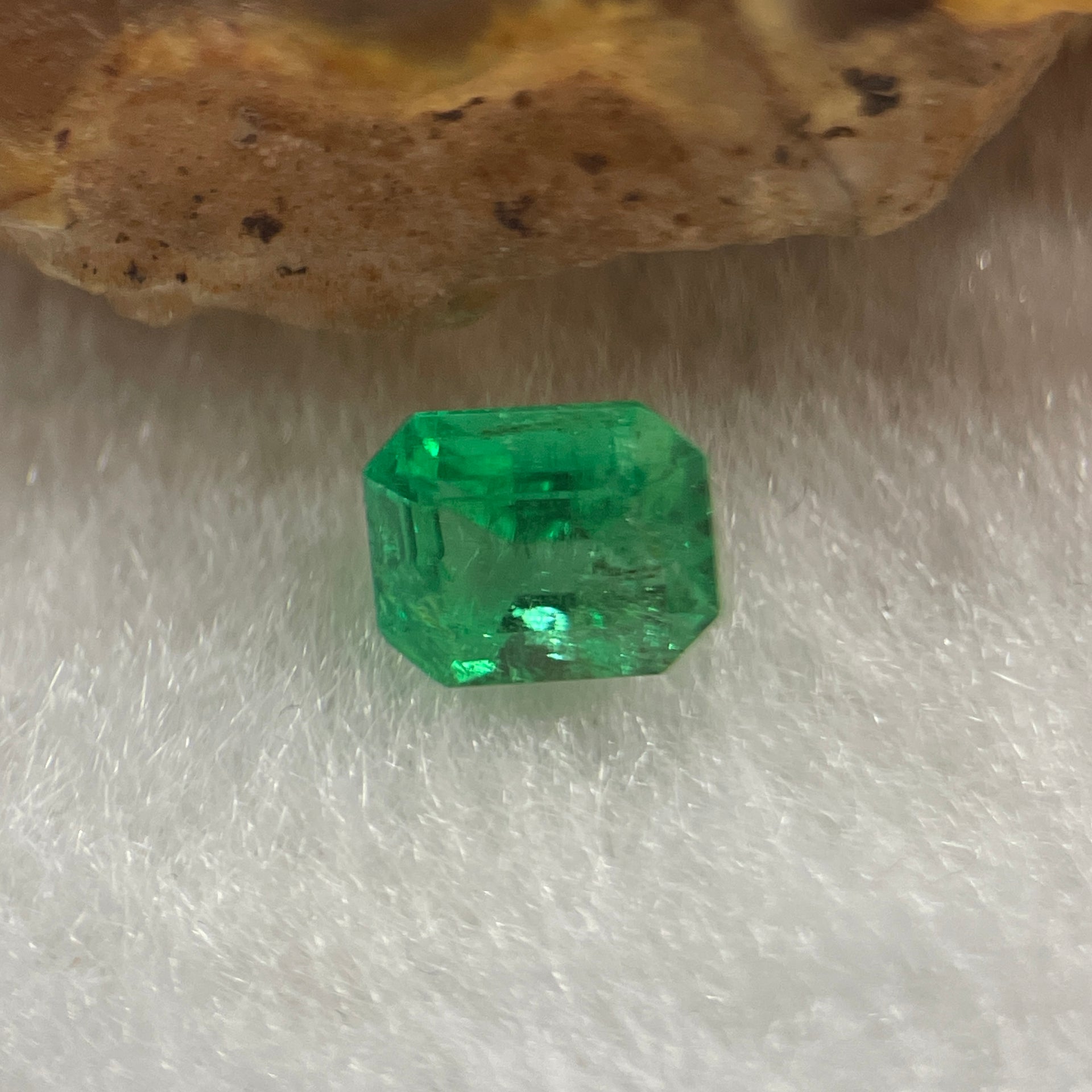Natural Colombia Green Emerald (Beryl) Cut-Cornered Rectangular step cut 0.68ct 5.6 by 4.8 by 3.6mm - Huangs Jadeite and Jewelry Pte Ltd