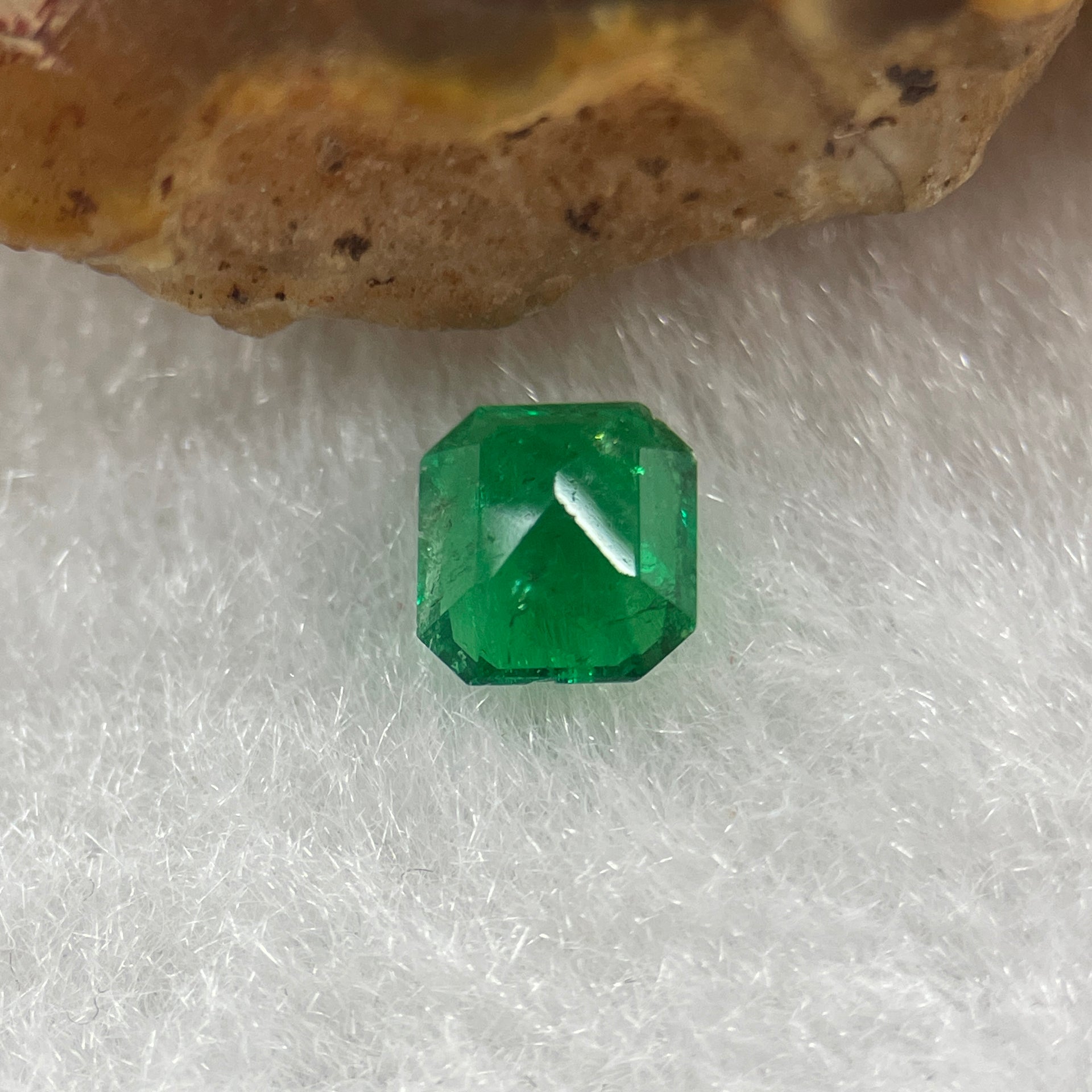 Natural Colombia Green Emerald (Beryl) Cut-Cornered Rectangular step cut 0.54ct 5.4 by 5.0 by 3.2mm - Huangs Jadeite and Jewelry Pte Ltd