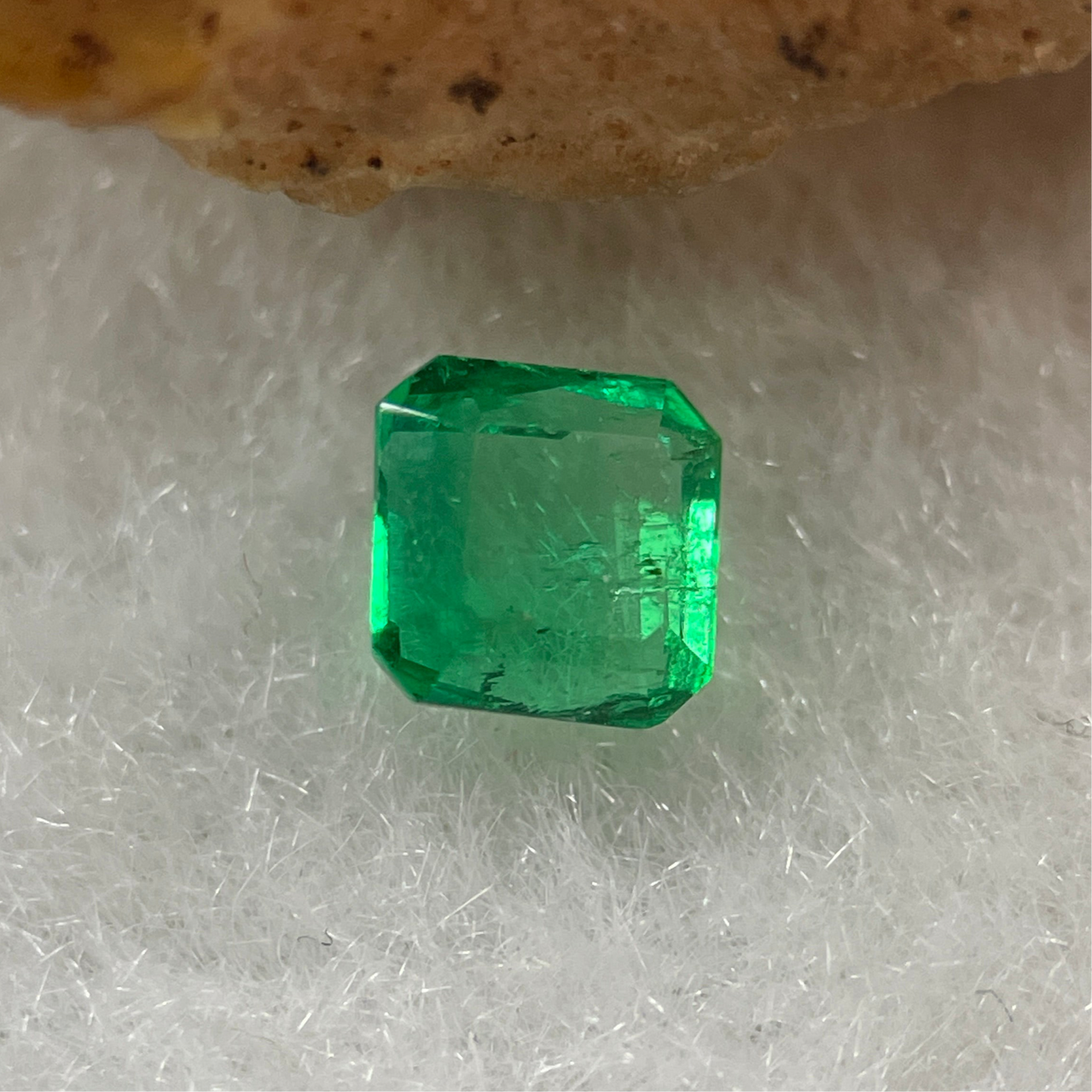 Natural Colombia Vivid Green Emerald (Beryl) Cut-Cornered Square Step cut 0.46ct 4.4 by 4.3 by 2.9mm - Huangs Jadeite and Jewelry Pte Ltd