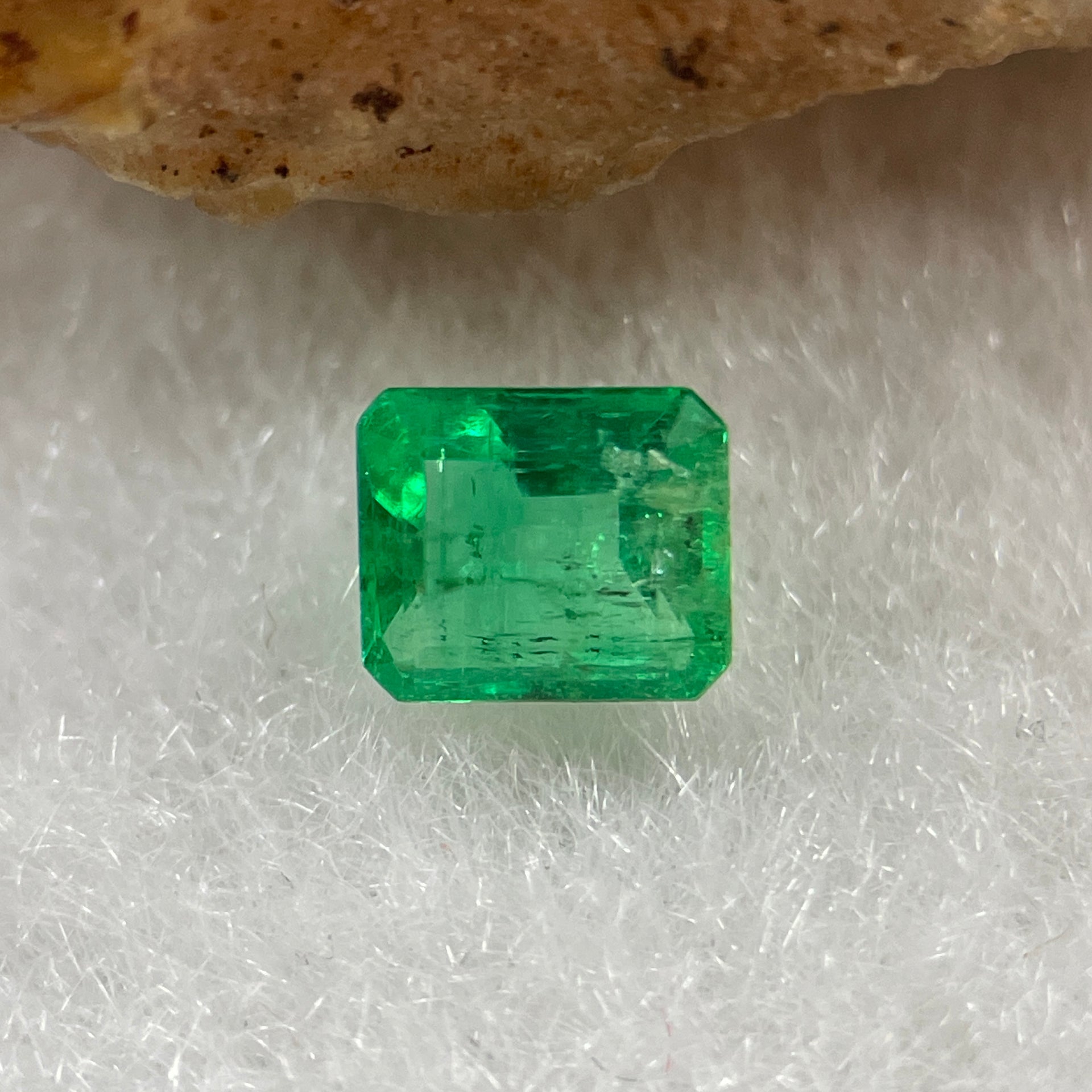 Natural Colombia Vivid Green Emerald (Beryl) Cut-Cornered Rectangular Step cut 0.40ct 4.9 by 4.2 by 2.6mm - Huangs Jadeite and Jewelry Pte Ltd