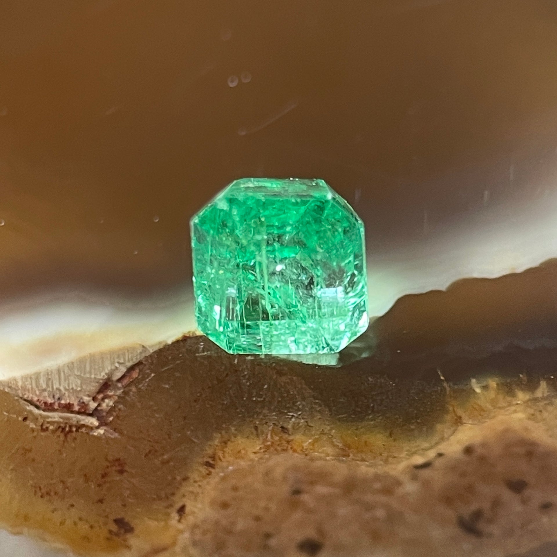 Natural Colombia Vivid Green Emerald (Beryl) Cut-Cornered Square Step cut 0.47ct 4.4 by 4.2 by 3.5mm - Huangs Jadeite and Jewelry Pte Ltd