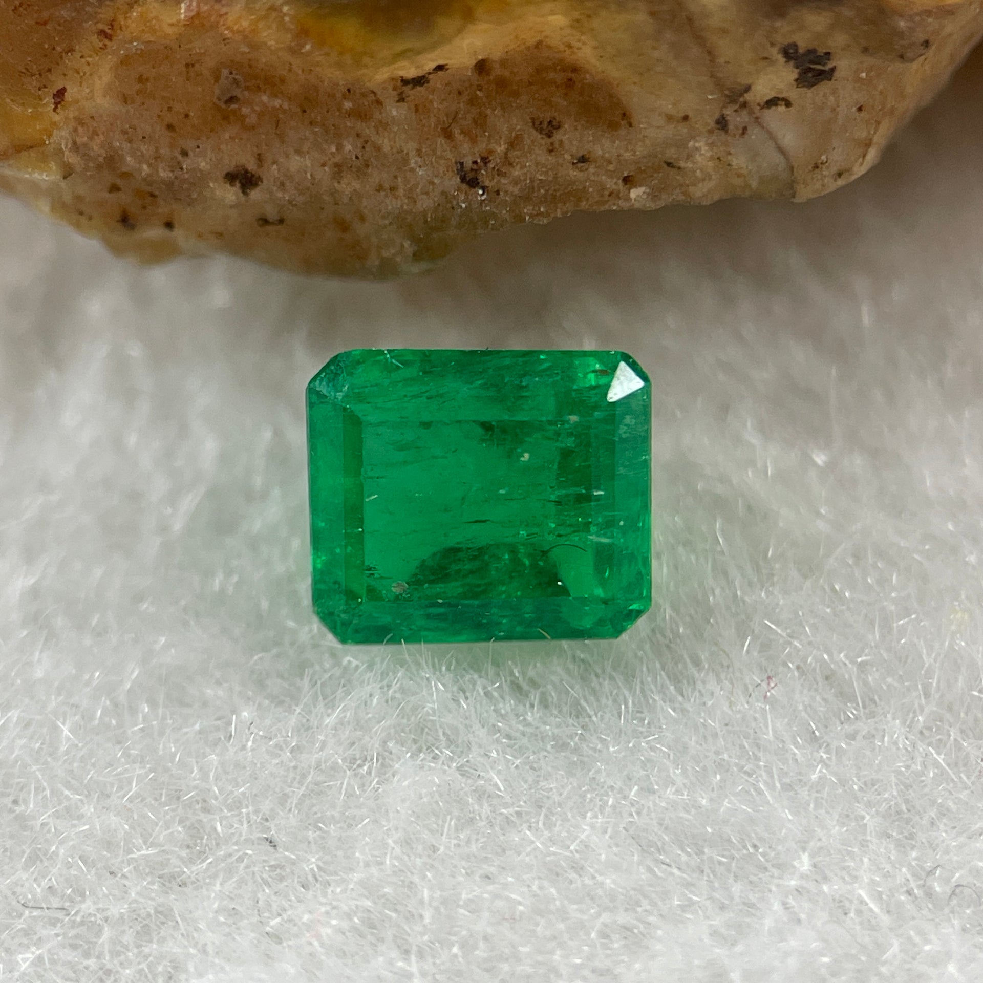 Natural Colombia Green Emerald (Beryl) Cut-Cornered Rectangular Step cut 0.93ct 6.1 by 5.3 by 3.8mm - Huangs Jadeite and Jewelry Pte Ltd