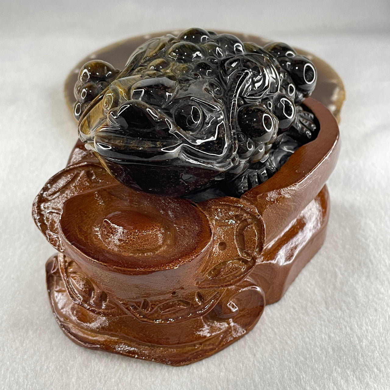 Natural Yellow Tiger's Eye Quartz 3 Legged Toad with Ancient Coin with Wooden Stand Display635.0g 128.1 by 90.7 by 92.5mm - Huangs Jadeite and Jewelry Pte Ltd