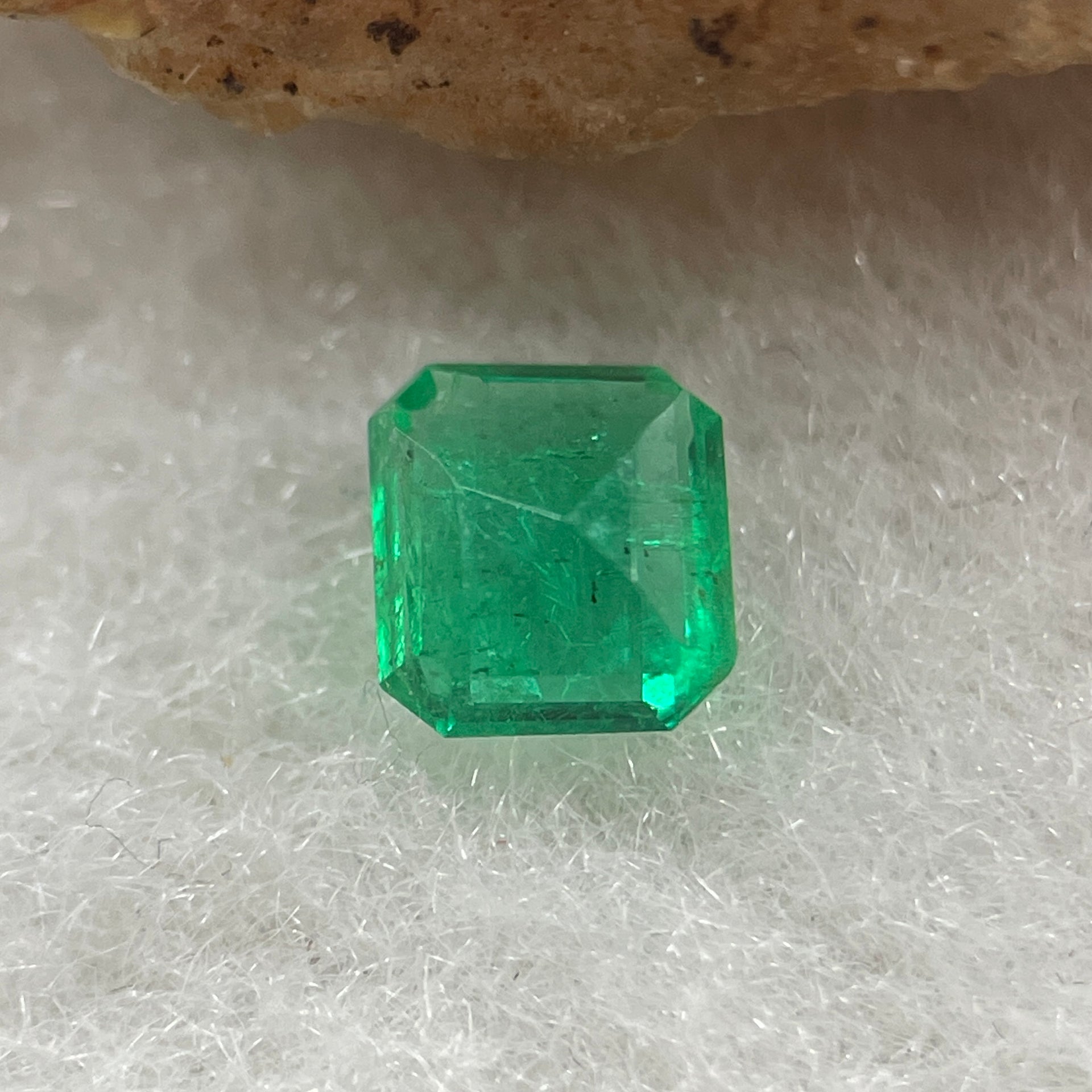 Natural Colombia Vivid Green Emerald (Beryl) Cut-Cornered Rectangular Step cut 0.44ct 4.9 by 4.5 by 2.9mm - Huangs Jadeite and Jewelry Pte Ltd