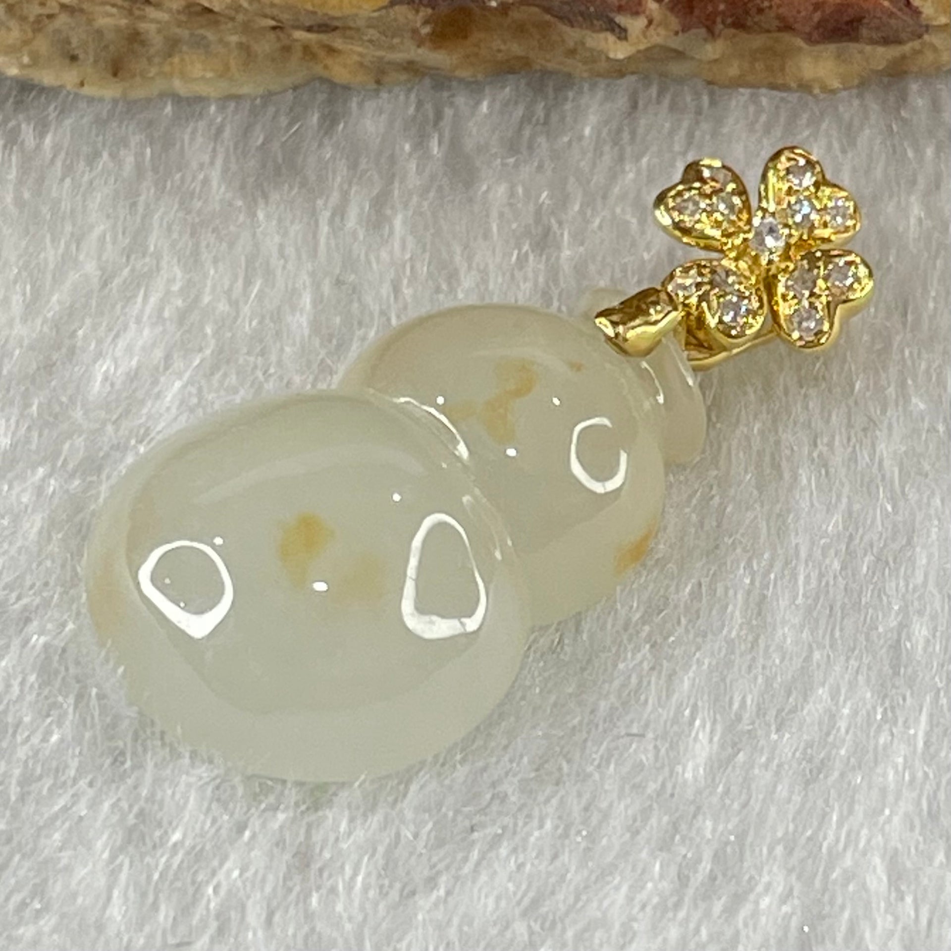 Type A Faint Lavender with Yellow Spots Jadeite Hulu with Diamonds in 18K AU750 Yellow Gold Four Leaf Clover Pendant 1.94g 15.8 by 10.9 by 5.0mm - Huangs Jadeite and Jewelry Pte Ltd