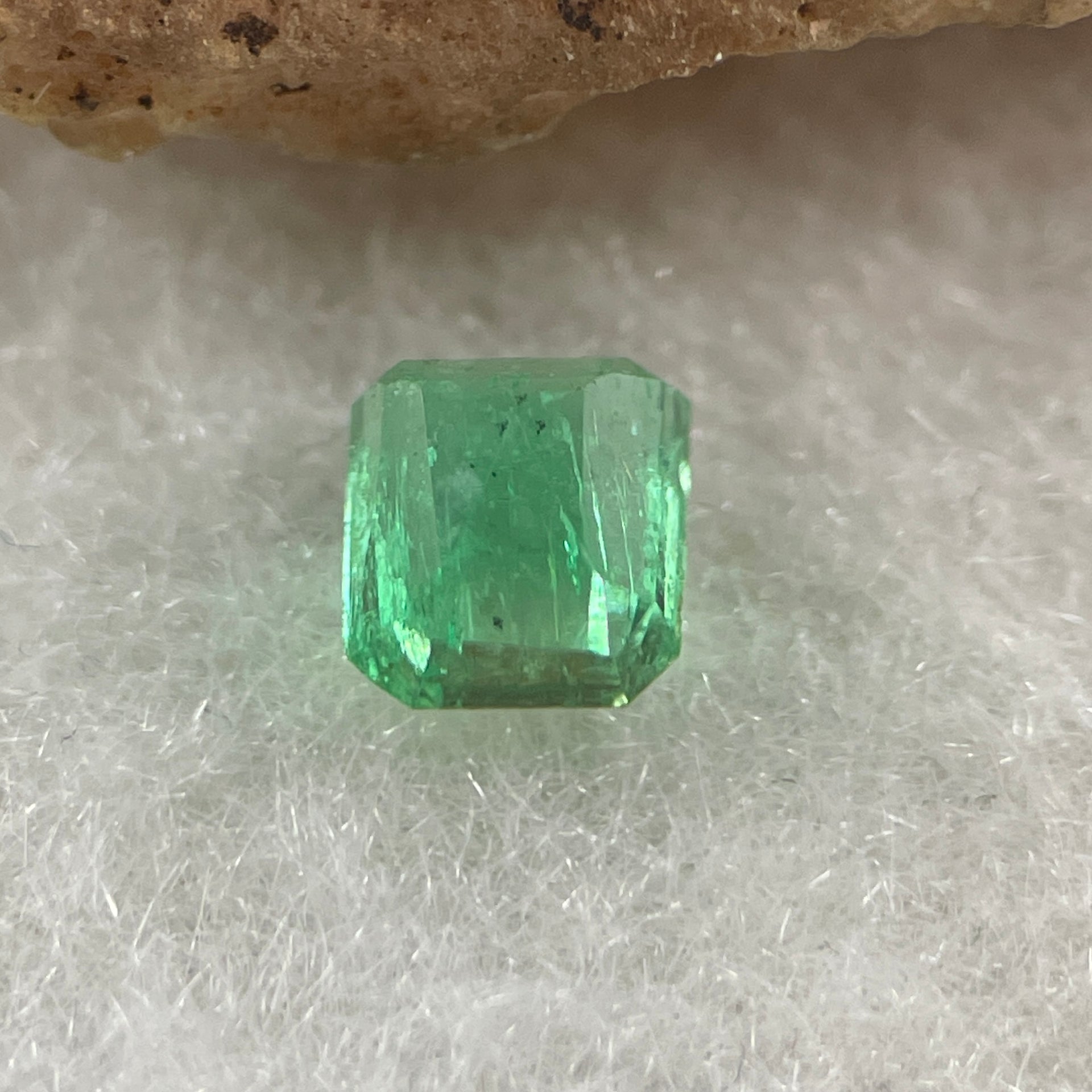 Natural Colombia Vivid Green Emerald (Beryl) Cut-Cornered Rectangle Step cut 0.46ct 4.8 by 4.2 by 3.0mm - Huangs Jadeite and Jewelry Pte Ltd