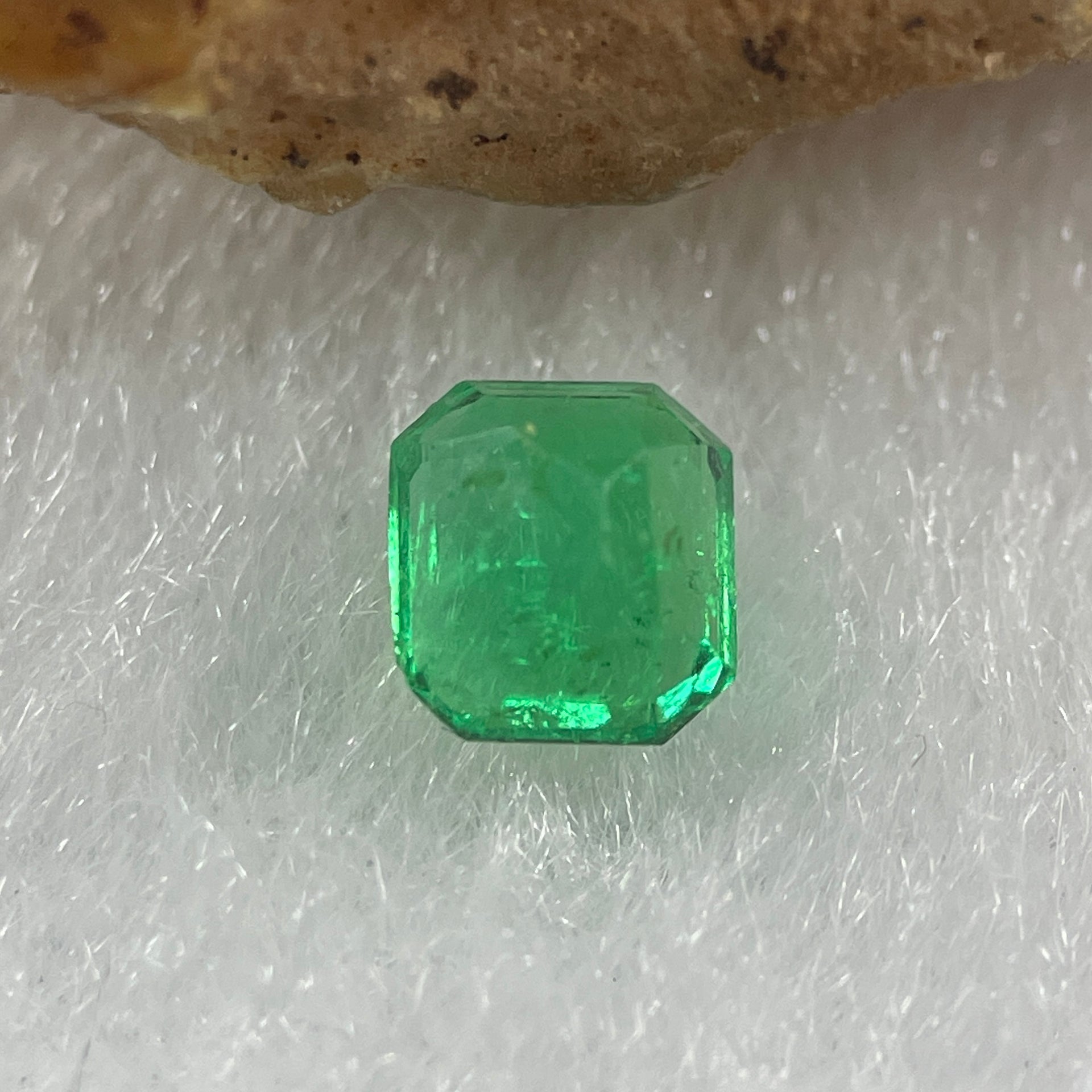 Natural Colombia Vivid Green Emerald (Beryl) Cut-Cornered Rectangular Step cut 0.48ct 4.9 by 4.5 by 3.0mm - Huangs Jadeite and Jewelry Pte Ltd
