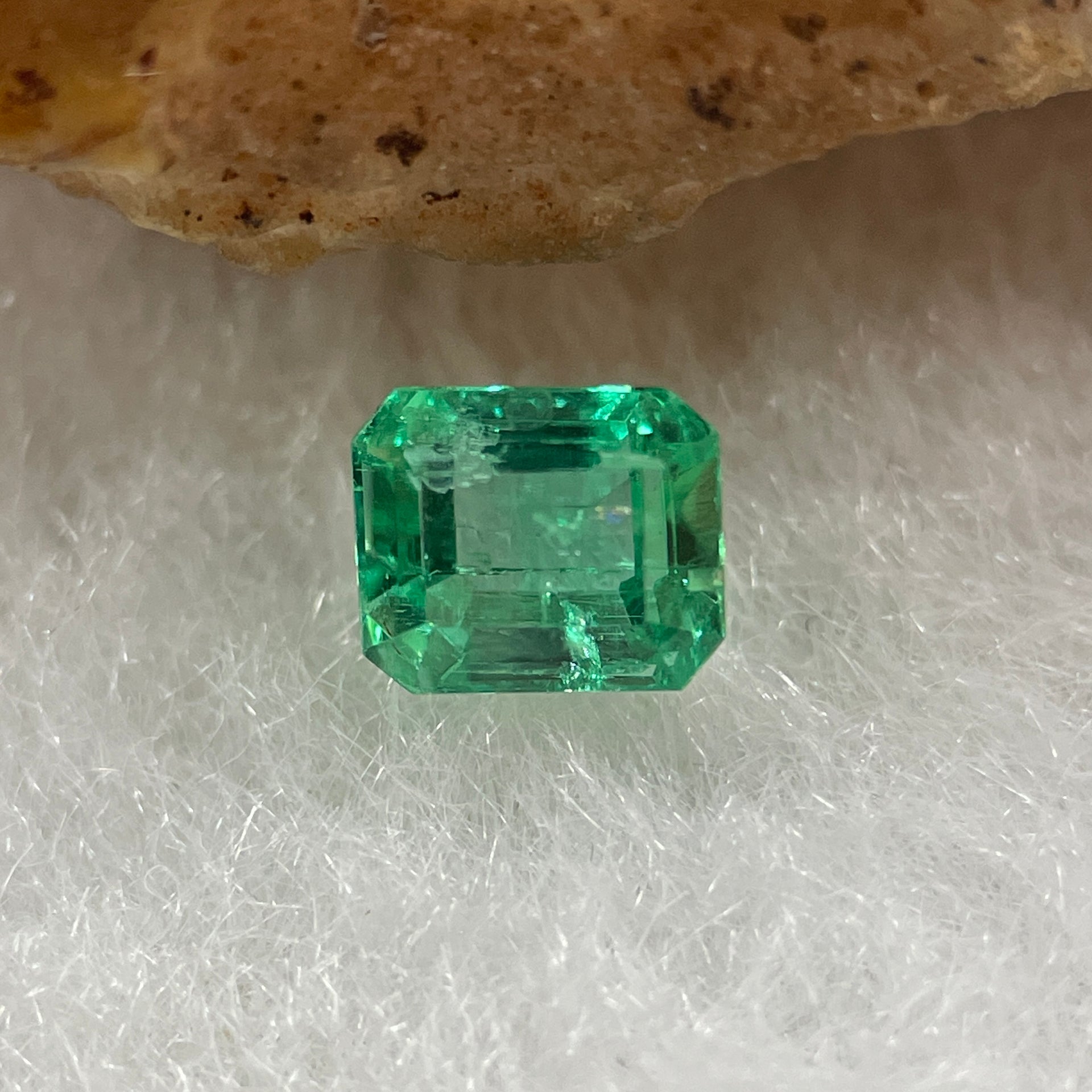 Natural Colombia Vivid Green Emerald (Beryl) Cut-Cornered Rectangular Step cut 0.47ct 4.8 by 4.1 by 3.1mm - Huangs Jadeite and Jewelry Pte Ltd