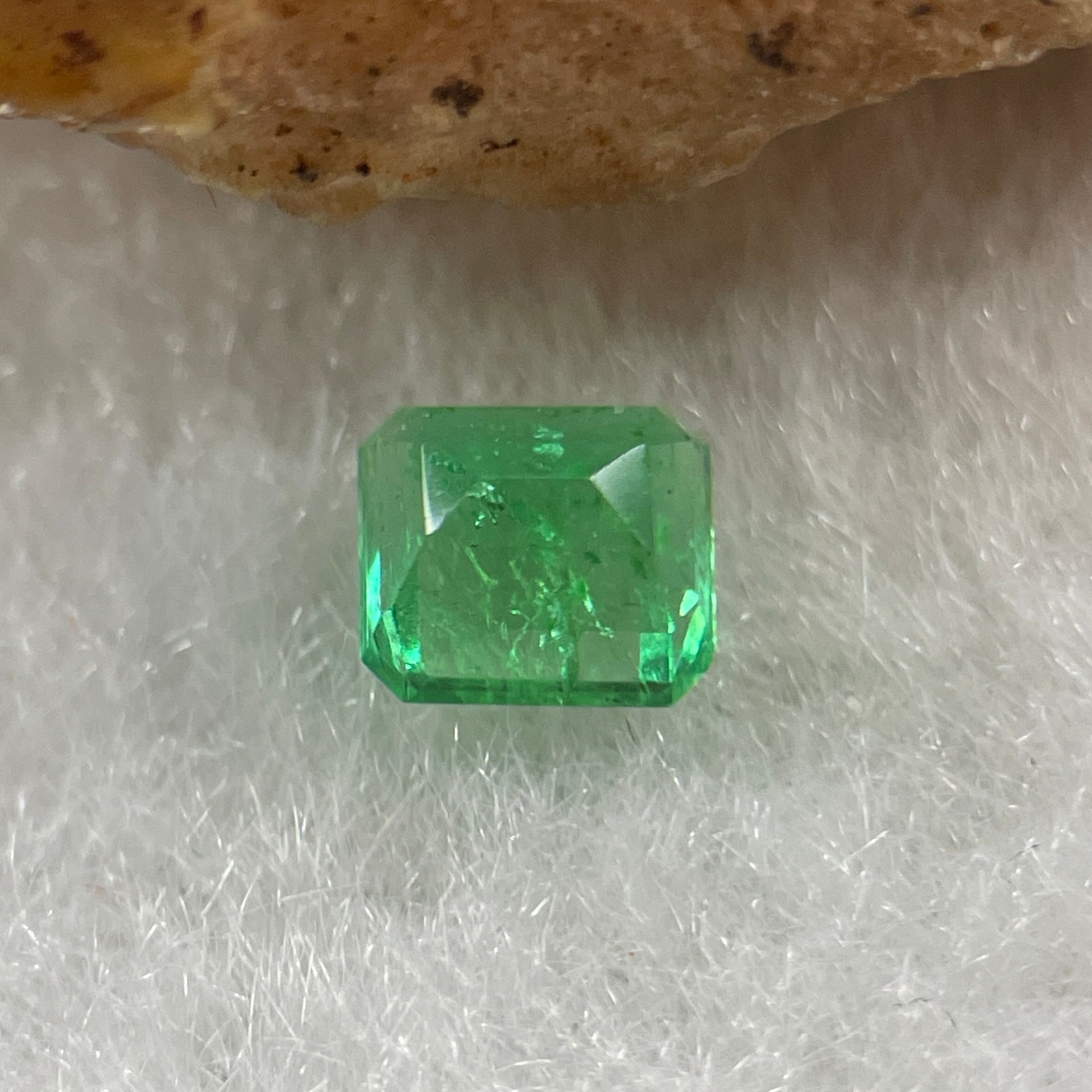Natural Colombia Vivid Green Emerald (Beryl) Cut-Cornered Rectangular Step cut 0.42ct 4.6 by 4.1 by 3.0mm - Huangs Jadeite and Jewelry Pte Ltd