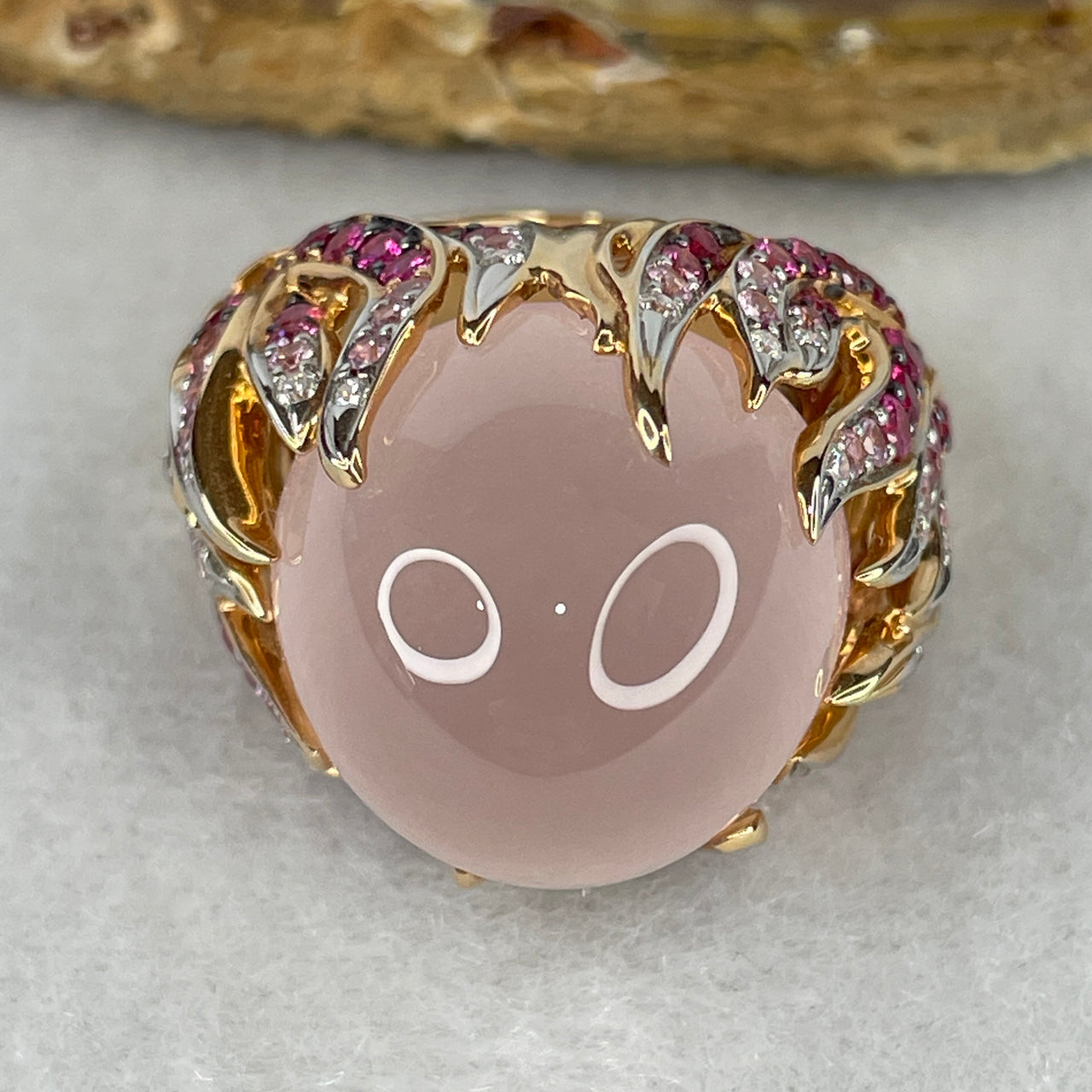 High Jewelry 28.39ct Natural Rose Quartz, 1.78ct Natural Sapphire & 0.15ct Diamond 18K Gold Cocktail Ring | Statement Solid Gold Gemstone Ring (20.5g | US 6.2 / HK 13.5)