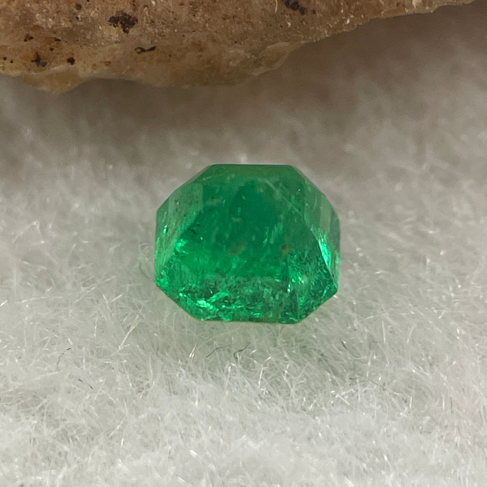 Natural Colombia Vivid Green Emerald (Beryl) Cut-Cornered Square Step cut 0.41ct 4.1 by 4.1 by 3.6mm - Huangs Jadeite and Jewelry Pte Ltd