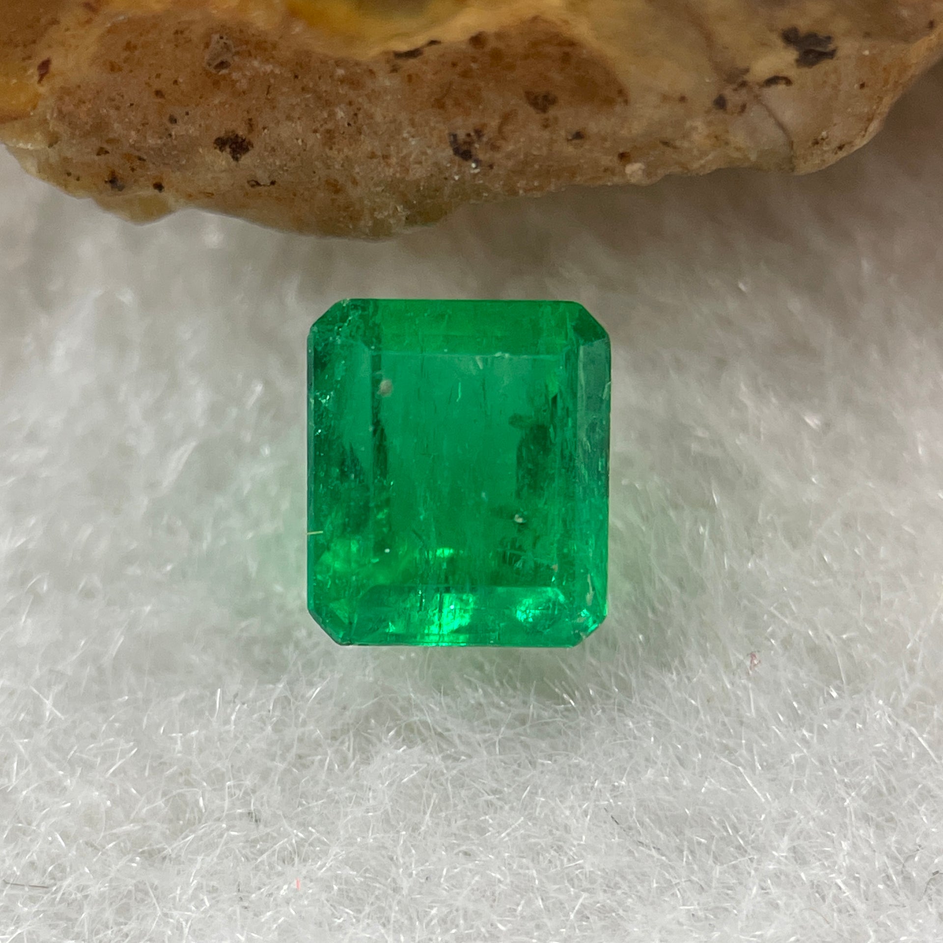 Natural Colombia Green Emerald (Beryl) Cut-Cornered Rectangular Step cut 0.93ct 6.1 by 5.3 by 3.8mm - Huangs Jadeite and Jewelry Pte Ltd
