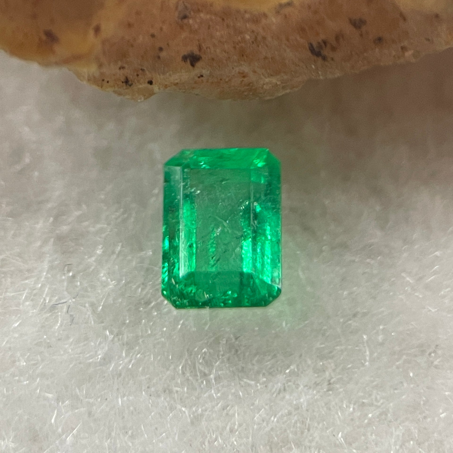 Natural Colombia Vivid Green Emerald (Beryl) Cut-Cornered Rectangular Step cut 0.47ct 5.6 by 3.9 by 2.8mm - Huangs Jadeite and Jewelry Pte Ltd