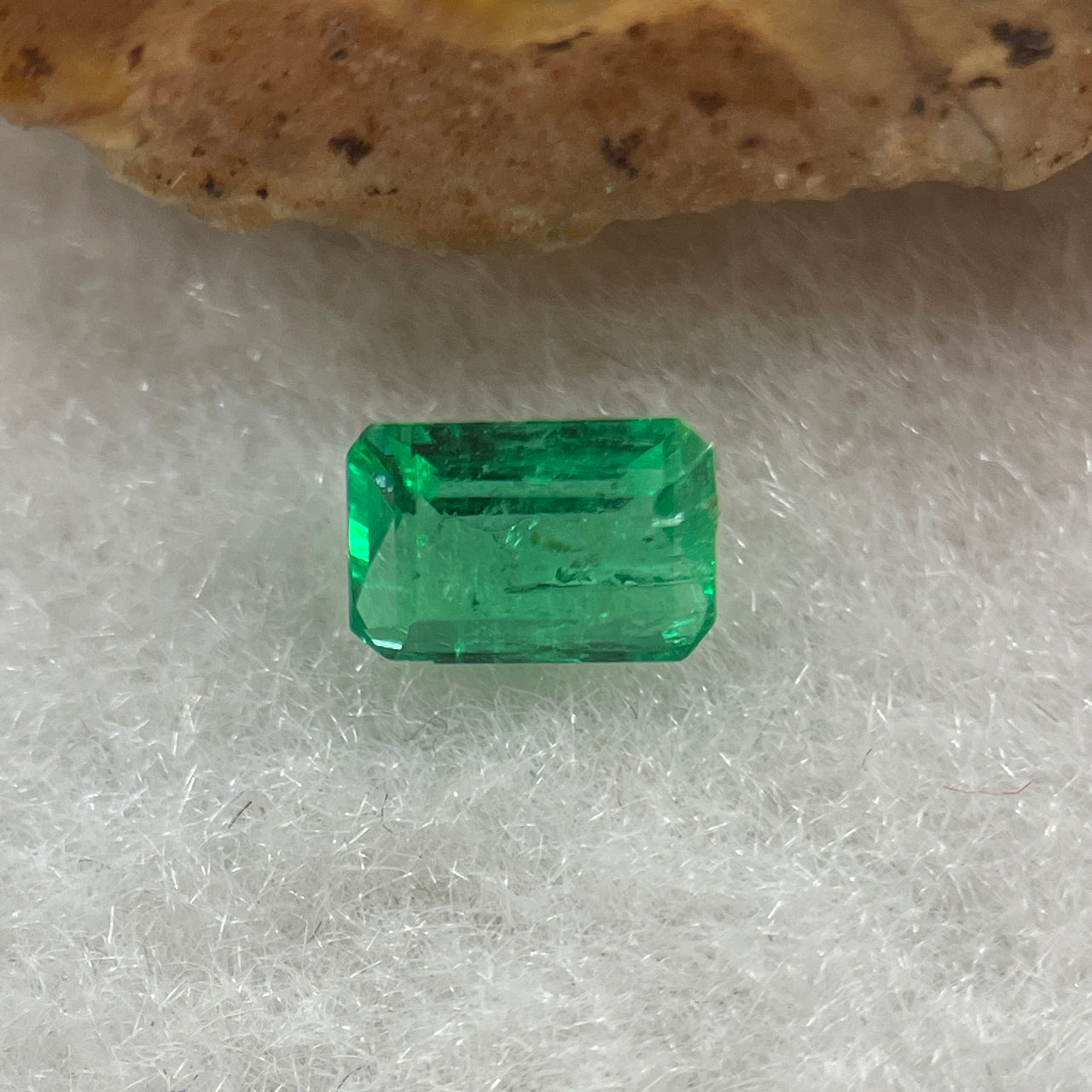 Natural Colombia Vivid Green Emerald (Beryl) Cut-Cornered Rectangular Step cut 0.44ct 5.4 by 3.9 by 2.6mm - Huangs Jadeite and Jewelry Pte Ltd