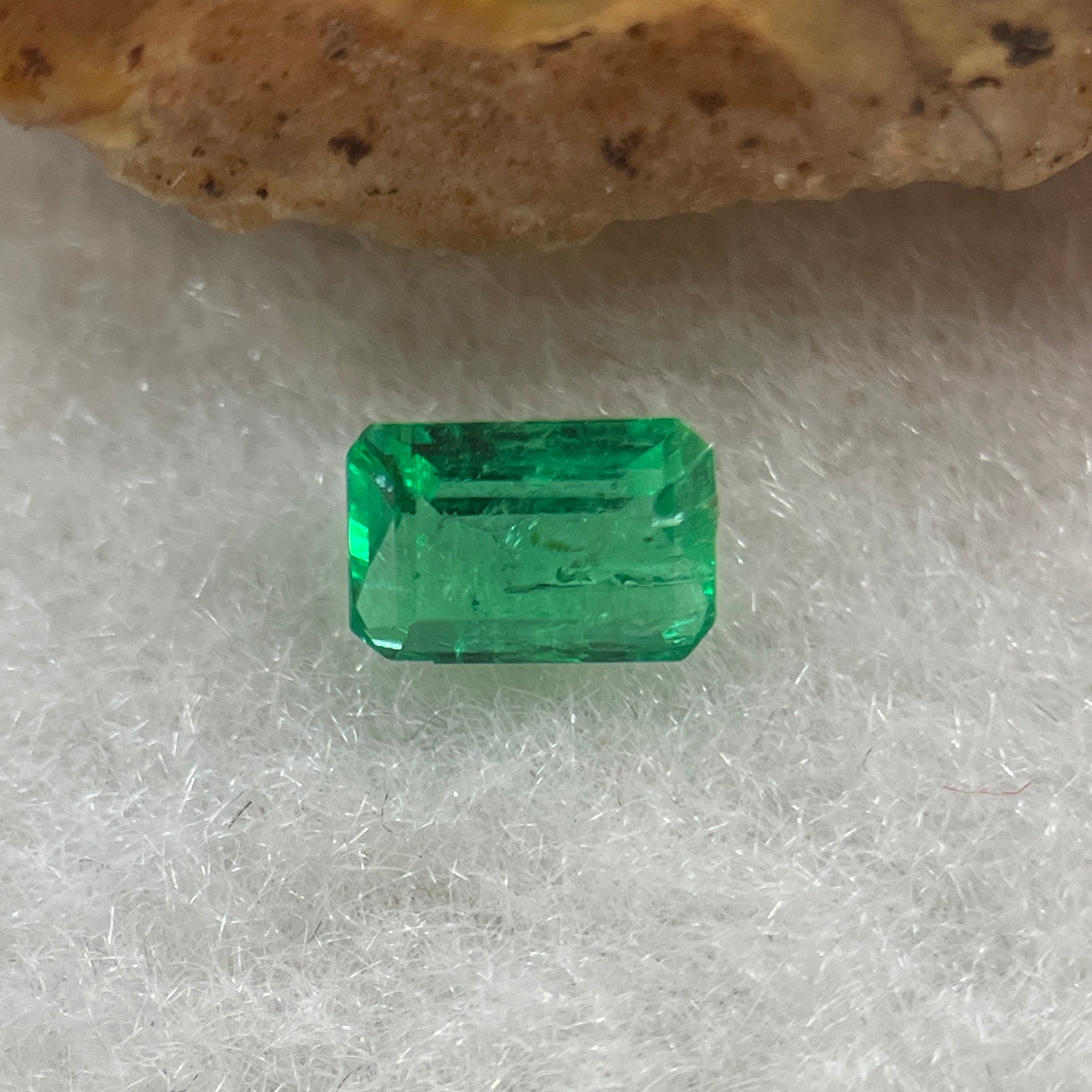 Natural Colombia Vivid Green Emerald (Beryl) Cut-Cornered Rectangular Step cut 0.44ct 5.4 by 3.9 by 2.6mm - Huangs Jadeite and Jewelry Pte Ltd