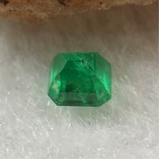 Natural Colombia Vivid Green Emerald (Beryl) Cut-Cornered Rectangular Step cut 0.49ct 4.5 by 4.0 by 3.5mm - Huangs Jadeite and Jewelry Pte Ltd