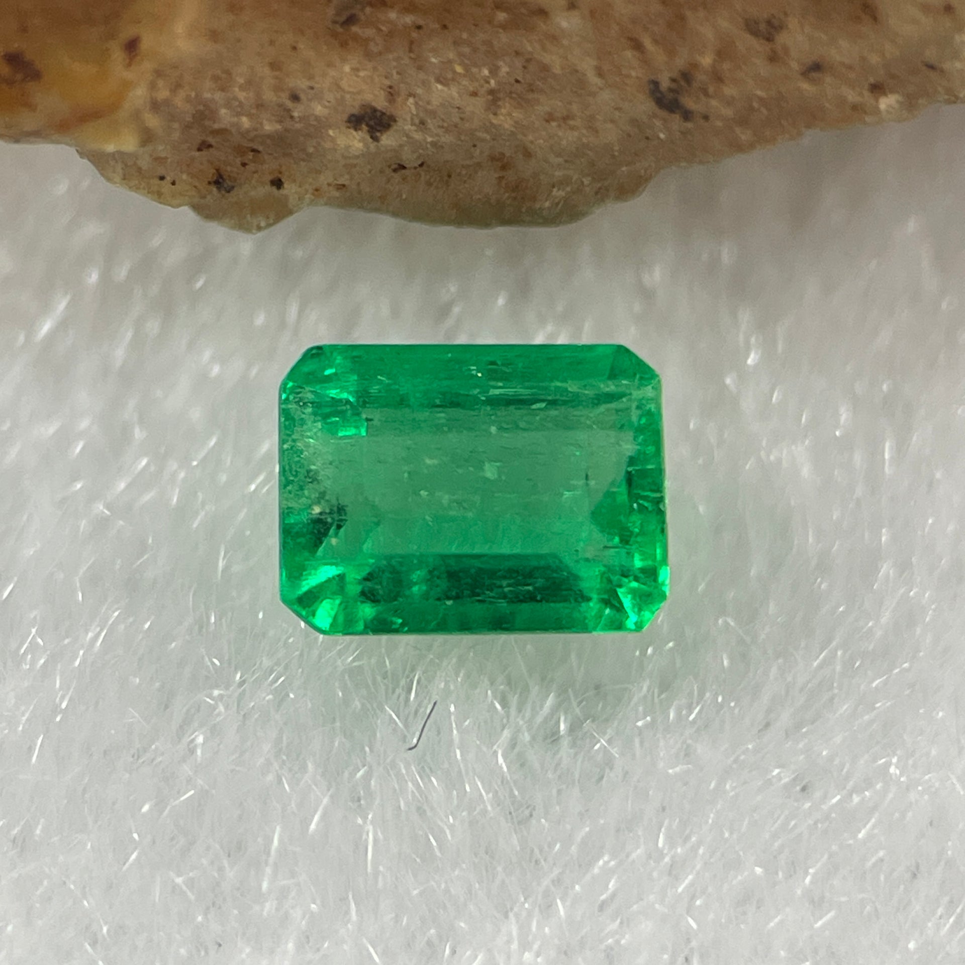 Natural Colombia Vivid Green Emerald (Beryl) Cut-Cornered Rectangle Step cut 0.48ct 5.2 by 3.9 by 3.0mm - Huangs Jadeite and Jewelry Pte Ltd