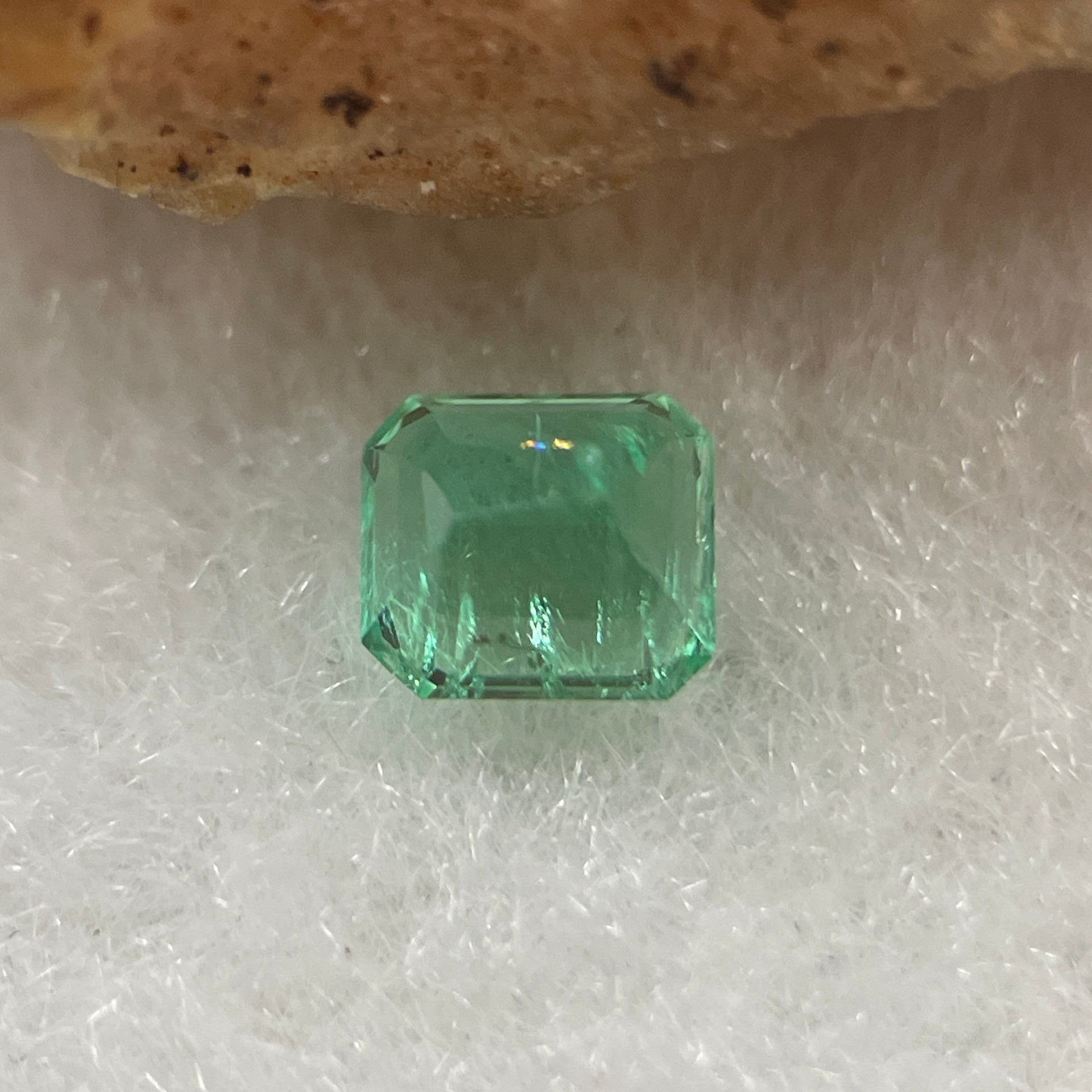 Natural Colombia Vivid Green Emerald (Beryl) Cut-Cornered Rectangular Step cut 0.41ct 4.5 by 4.1 by 3.0mm - Huangs Jadeite and Jewelry Pte Ltd