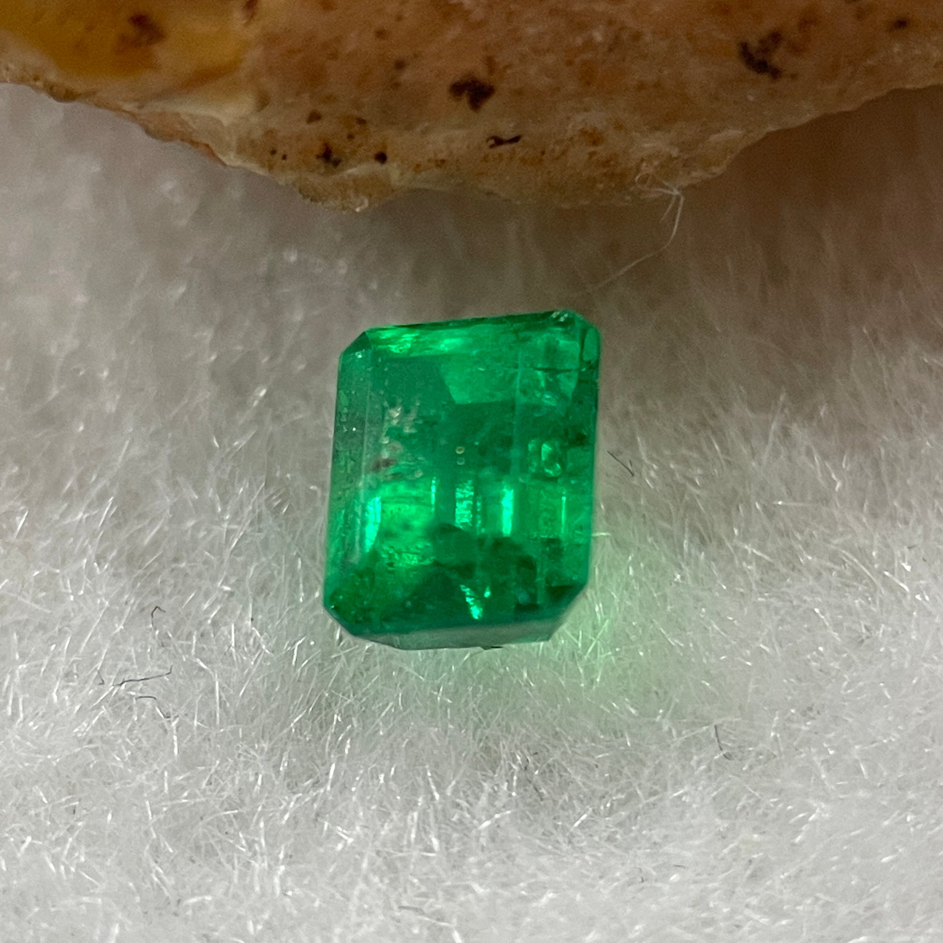 Natural Colombia Vivid Green Emerald (Beryl) Cut-Cornered Rectangular Step cut 0.47ct 4.8 by 3.9 by 3.2mm - Huangs Jadeite and Jewelry Pte Ltd