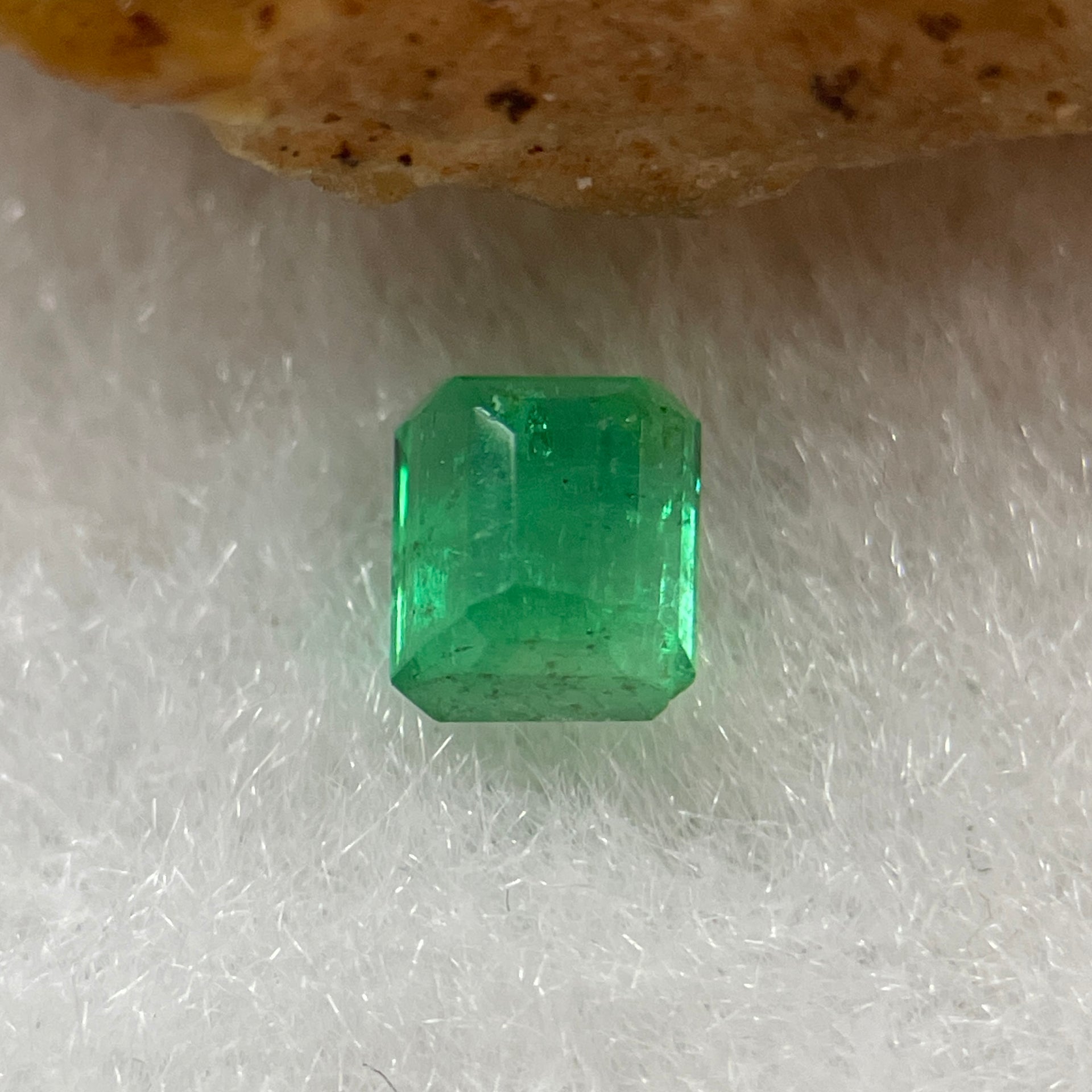 Natural Colombia Vivid Green Emerald (Beryl) Cut-Cornered Rectangular Step cut 0.41ct 4.1 by 4.0 by 2.6mm - Huangs Jadeite and Jewelry Pte Ltd