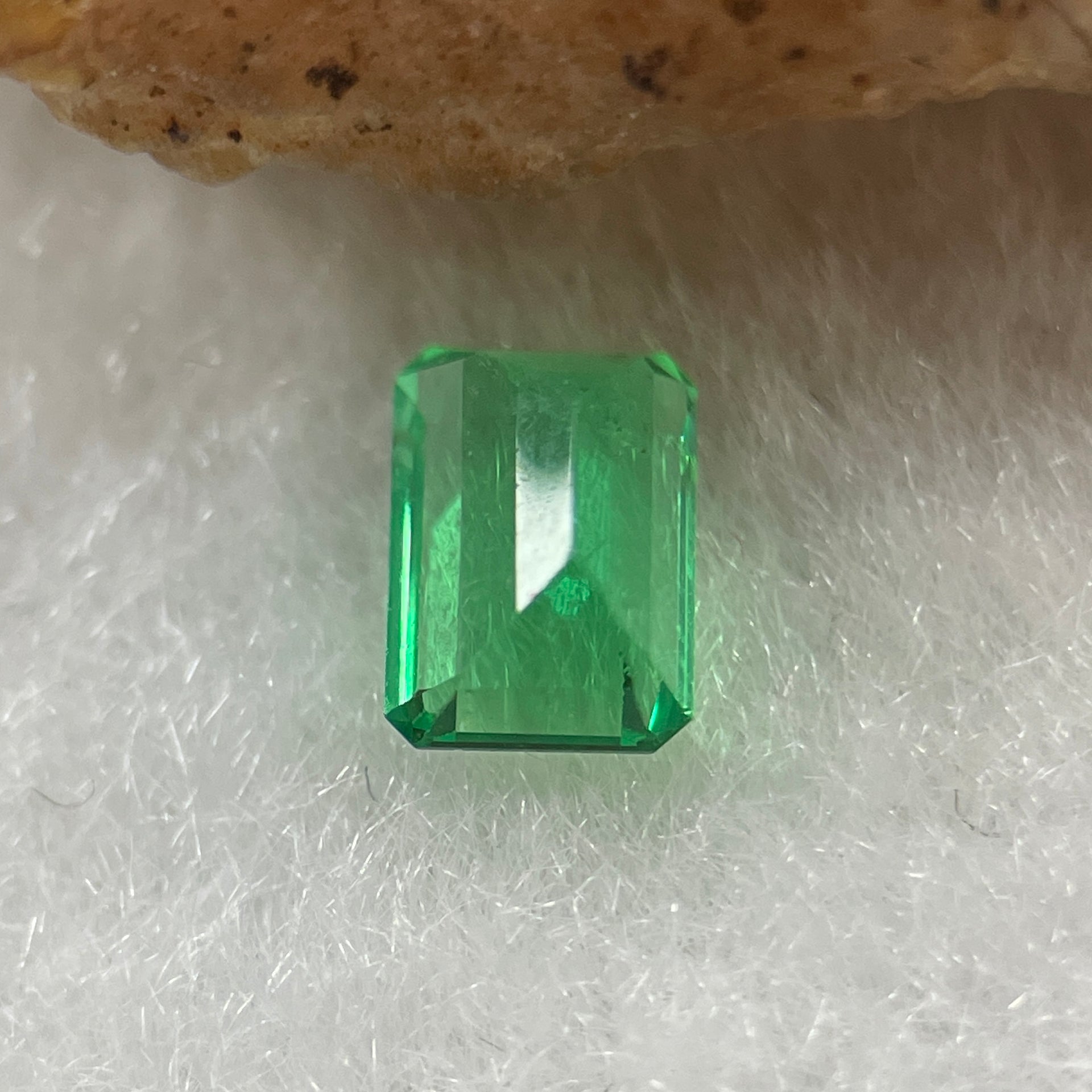 Natural Colombia Vivid Green Emerald (Beryl) Cut-Cornered Rectangular Step cut 0.49ct 5.6 by 3.9 by 3.0mm - Huangs Jadeite and Jewelry Pte Ltd