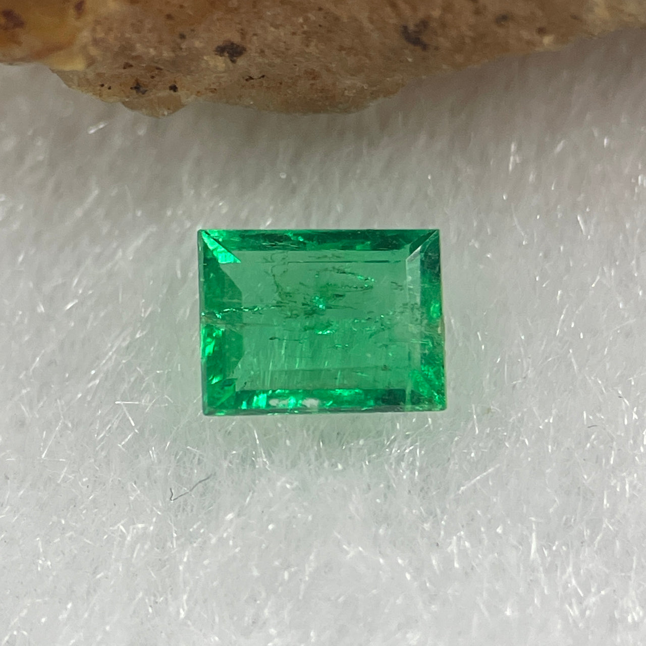 Natural Colombia Vivid Green Emerald (Beryl) Cut-Cornered Rectangular Step cut 0.39ct 5.3 by 4.1 by 2.1mm - Huangs Jadeite and Jewelry Pte Ltd