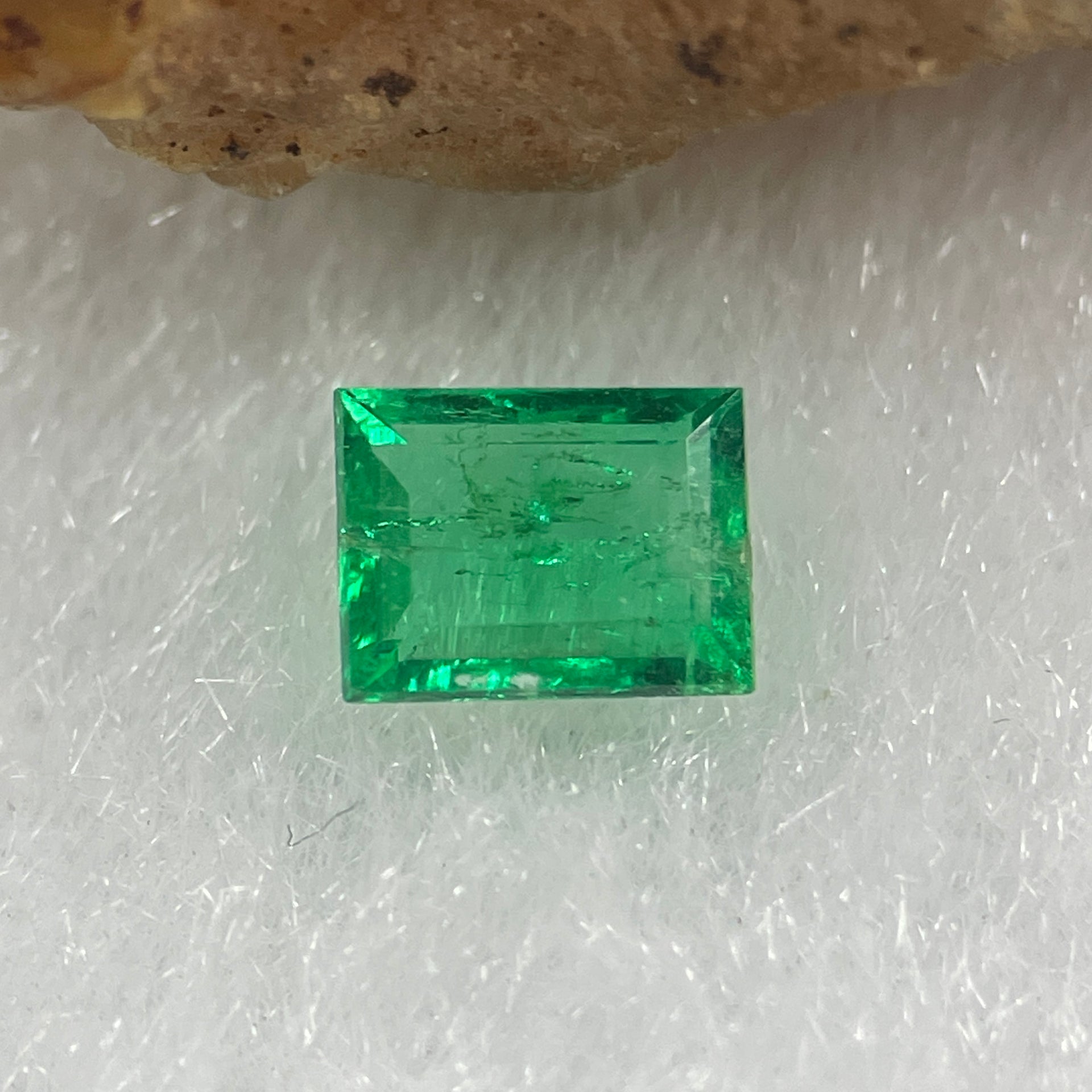 Natural Colombia Vivid Green Emerald (Beryl) Cut-Cornered Rectangular Step cut 0.39ct 5.3 by 4.1 by 2.1mm - Huangs Jadeite and Jewelry Pte Ltd