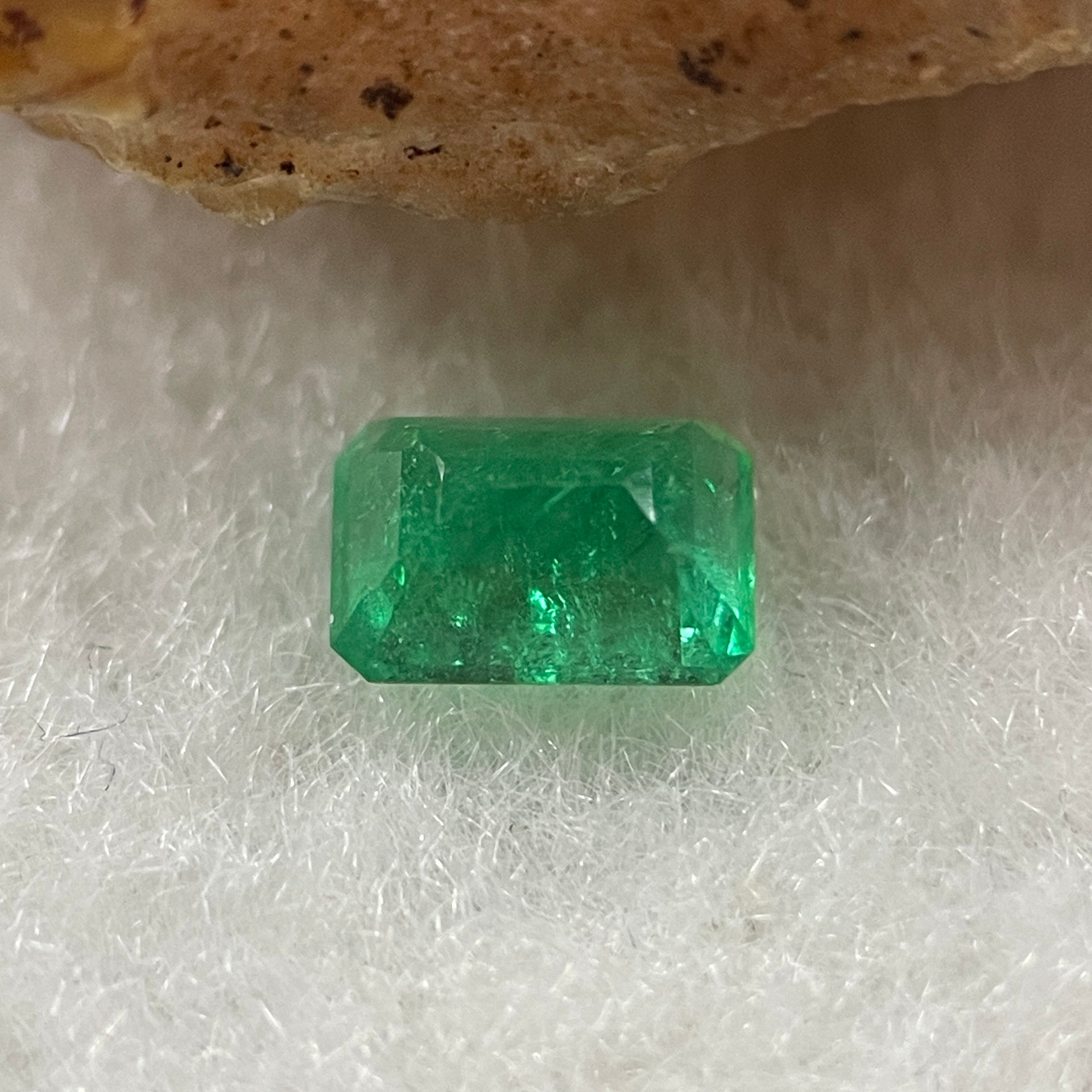 Natural Colombia Vivid Green Emerald (Beryl) Cut-Cornered Rectangular Step cut 0.47ct 5.6 by 3.9 by 2.8mm - Huangs Jadeite and Jewelry Pte Ltd
