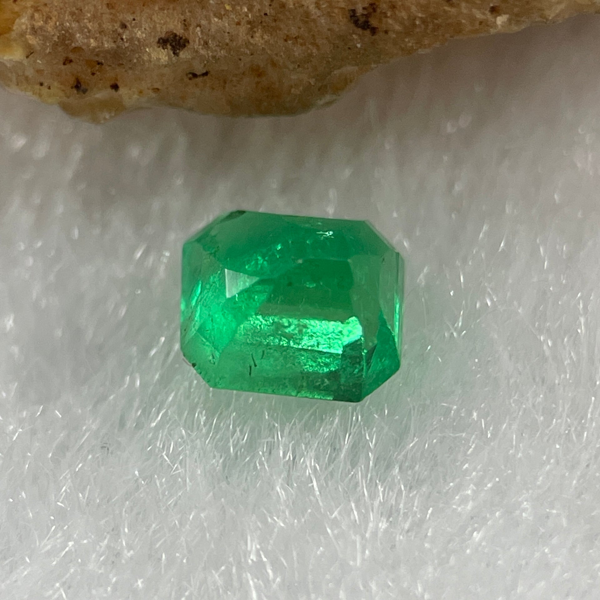 Natural Colombia Vivid Green Emerald (Beryl) Cut-Cornered Rectangular Step cut 0.48ct 4.8 by 4.3 by 3.4mm - Huangs Jadeite and Jewelry Pte Ltd