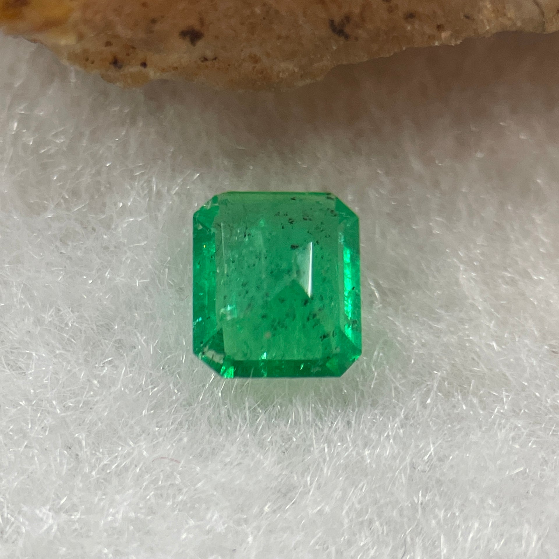 Natural Colombia Vivid Green Emerald (Beryl) Cut-Cornered Rectangular Step cut 0.46ct 5.6 by 4.7 by 2.5mm - Huangs Jadeite and Jewelry Pte Ltd