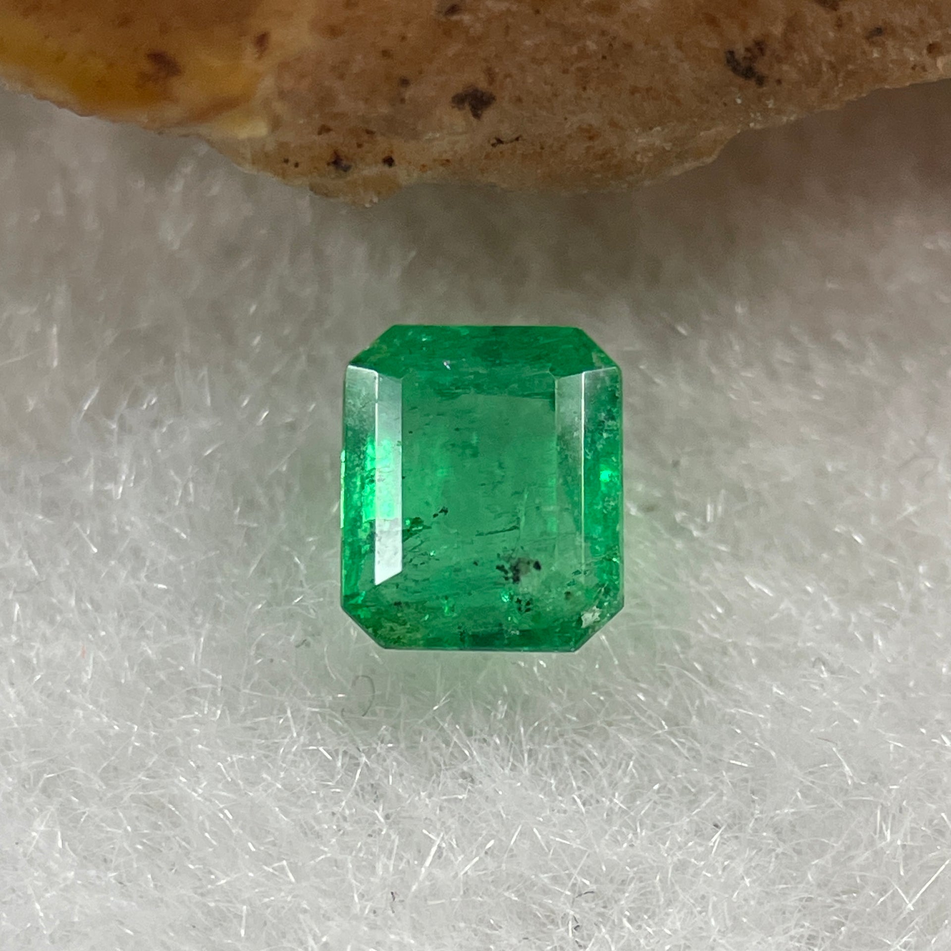 Natural Colombia Vivid Green Emerald (Beryl) Cut-Cornered Rectangular Step cut 0.43ct 5.0 by 4.0 by 2.6mm - Huangs Jadeite and Jewelry Pte Ltd