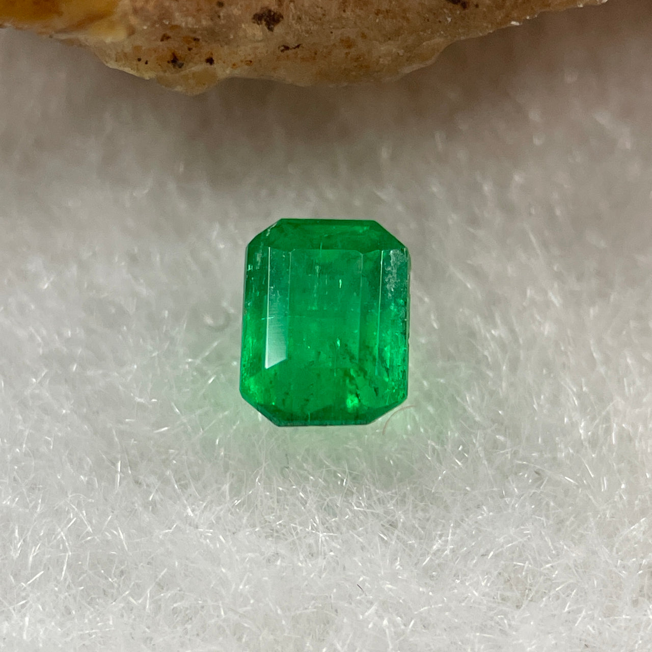 Natural Colombia Vivid Green Emerald (Beryl) Cut-Cornered Rectangular Step cut 0.41ct 4.8 by 3.7 by 3.0mm - Huangs Jadeite and Jewelry Pte Ltd