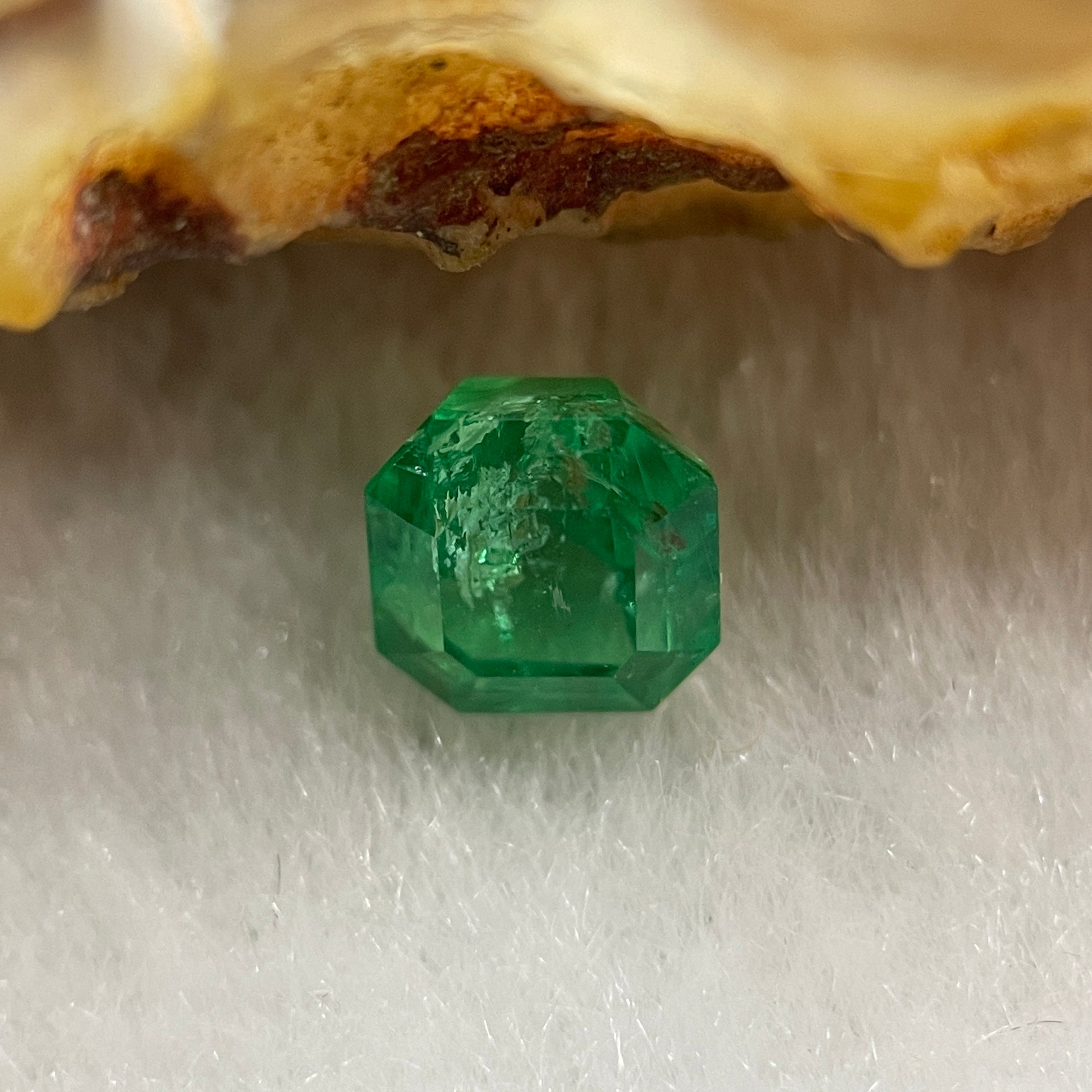 Natural Colombia Green Emerald (Beryl) Cut-Cornered Rectangular step cut 1.03ct 5.7 by 5.6 by 4.7mm - Huangs Jadeite and Jewelry Pte Ltd