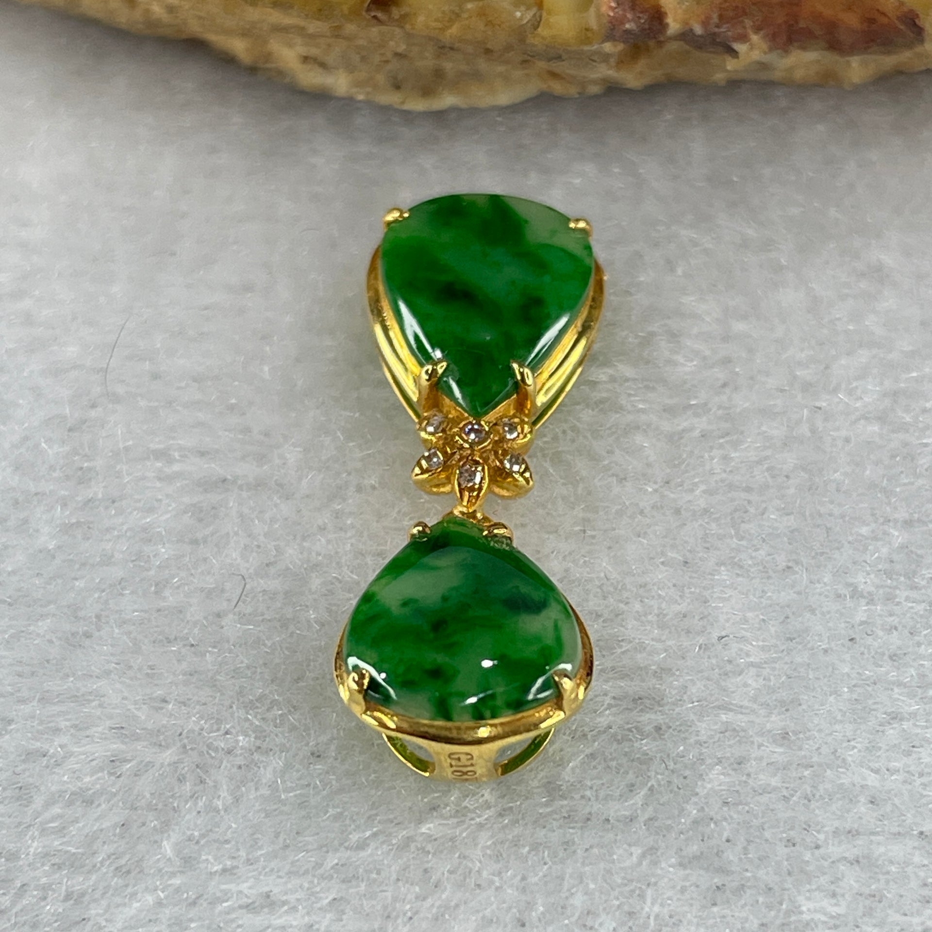 Type A Spicy Green Tear Drop Design Jade Jadeite 18k Yellow gold 1.4g 26.9 by 9.7 by 4.3mm - Huangs Jadeite and Jewelry Pte Ltd