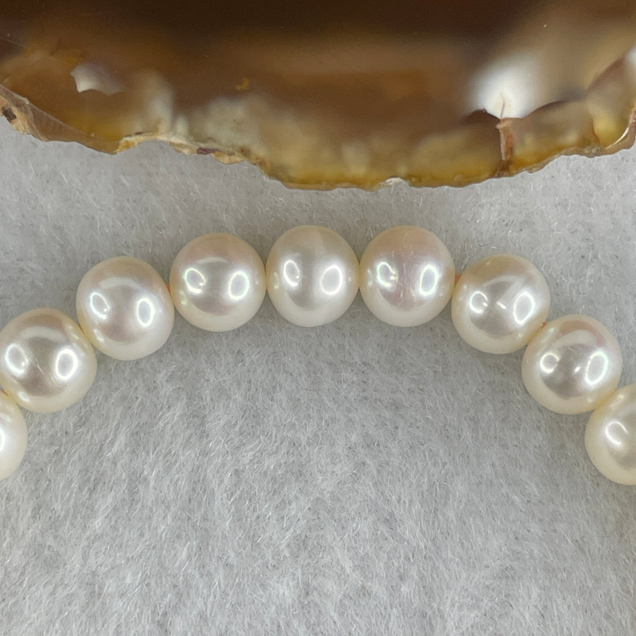 Faux Pearl Bead Bracelet with Agate Twin Rabbit Charm | Elegant Luminous Stretch Bracelet (18.47g | 16.5cm | 7.3mm Beads | 25 Beads | 17.0 by 10.7 by 12.2mm Rabbit)
