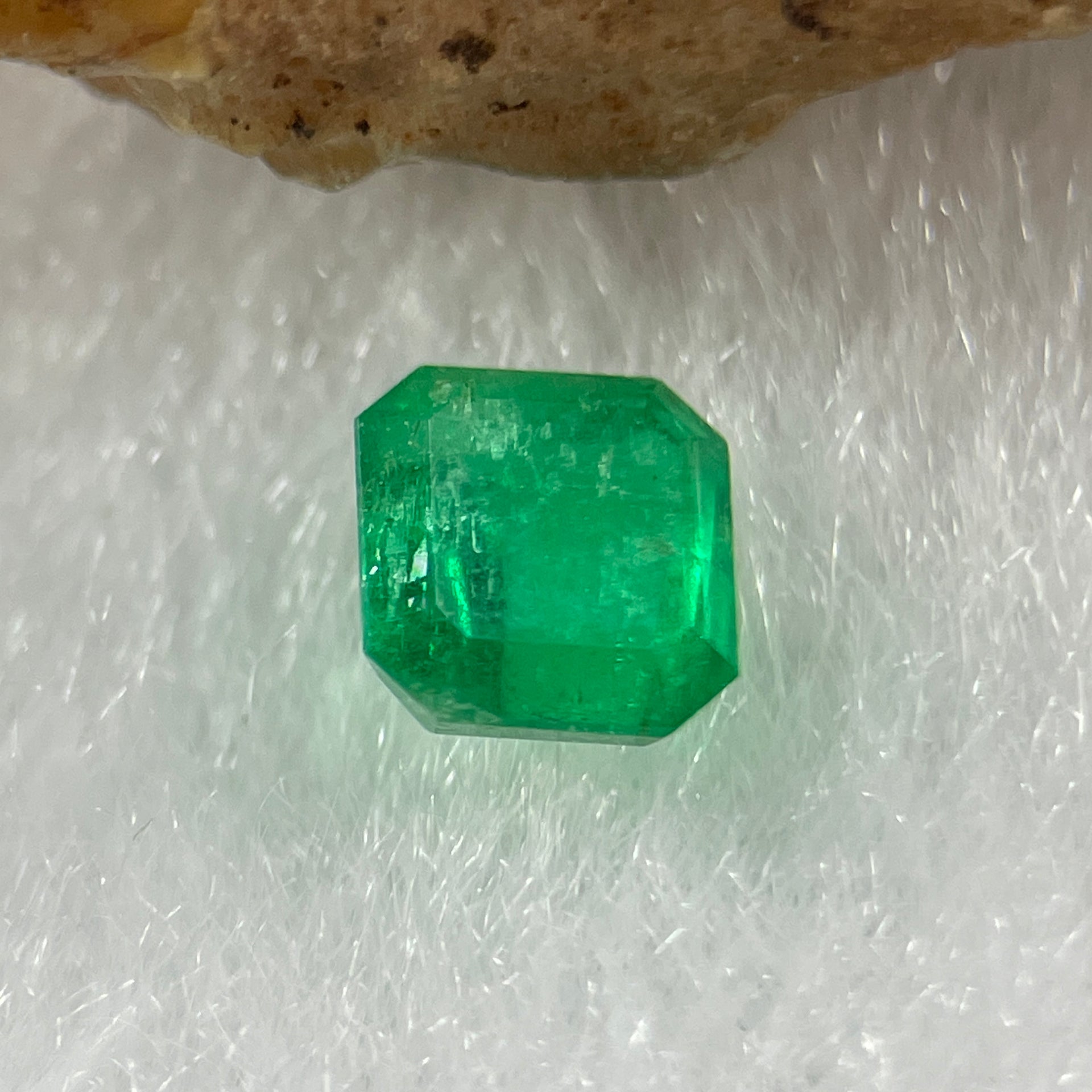 Natural Colombia Vivid Green Emerald (Beryl) Cut-Cornered Rectangular Step cut 0.48ct 4.9 by 4.6 by 2.8mm - Huangs Jadeite and Jewelry Pte Ltd